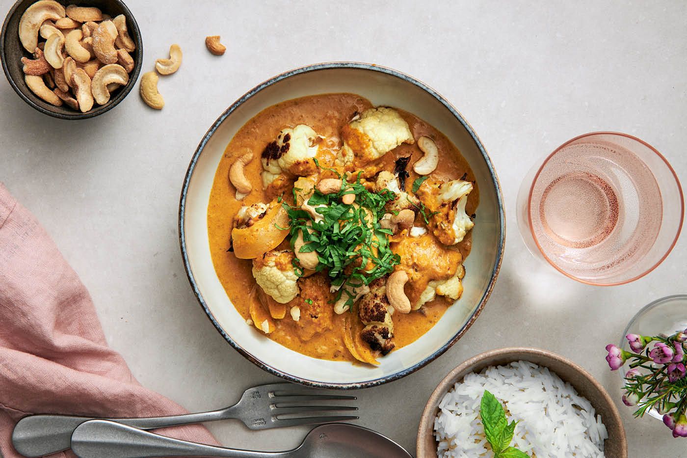 Cashewnötscurry med linser och rostad blomkål