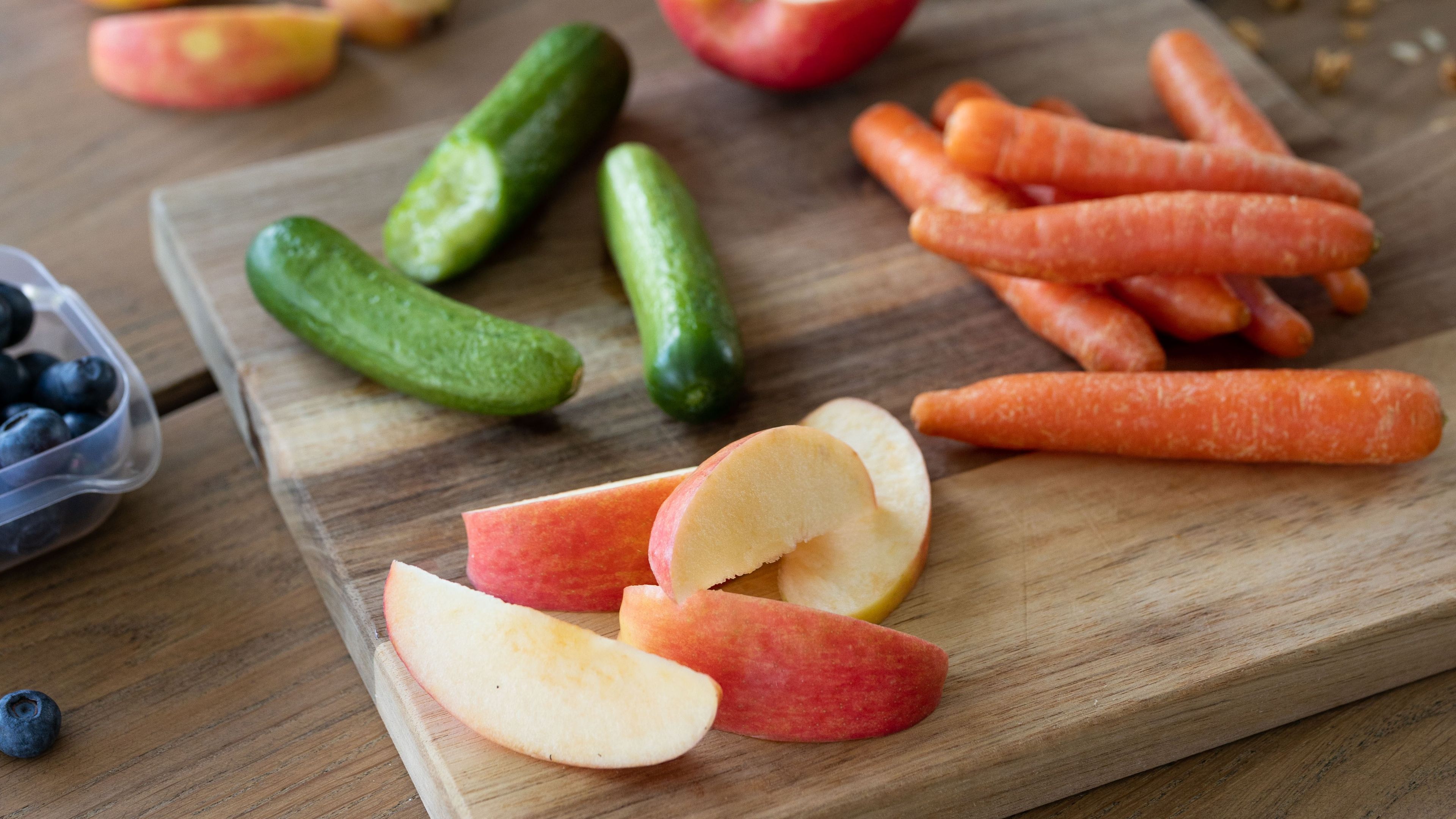 Skær frugt og grønt ud - det gør det mere appetitligt for børnene.