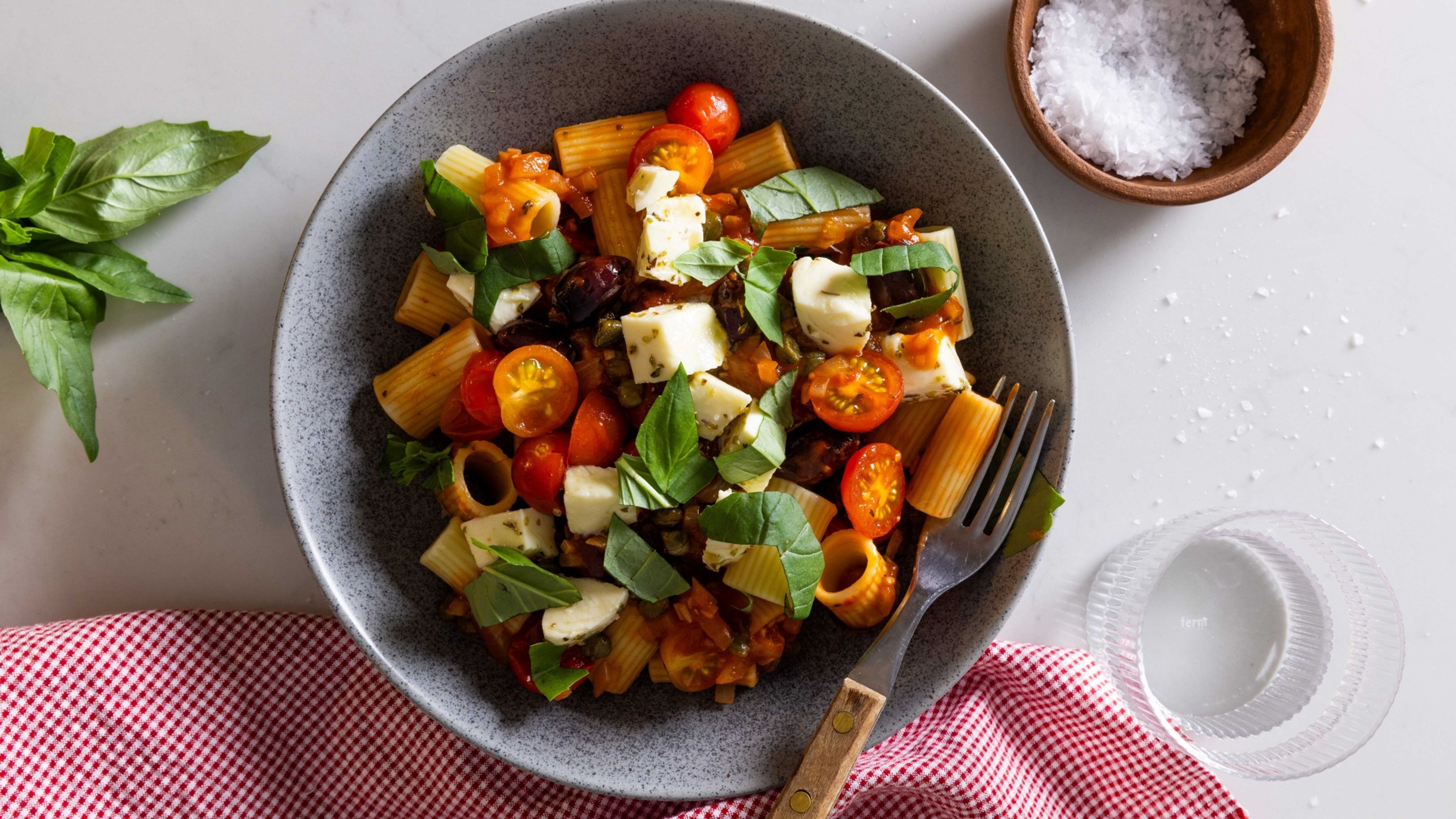 Pasta i tomatsauce med oliven og marineret mozzarella