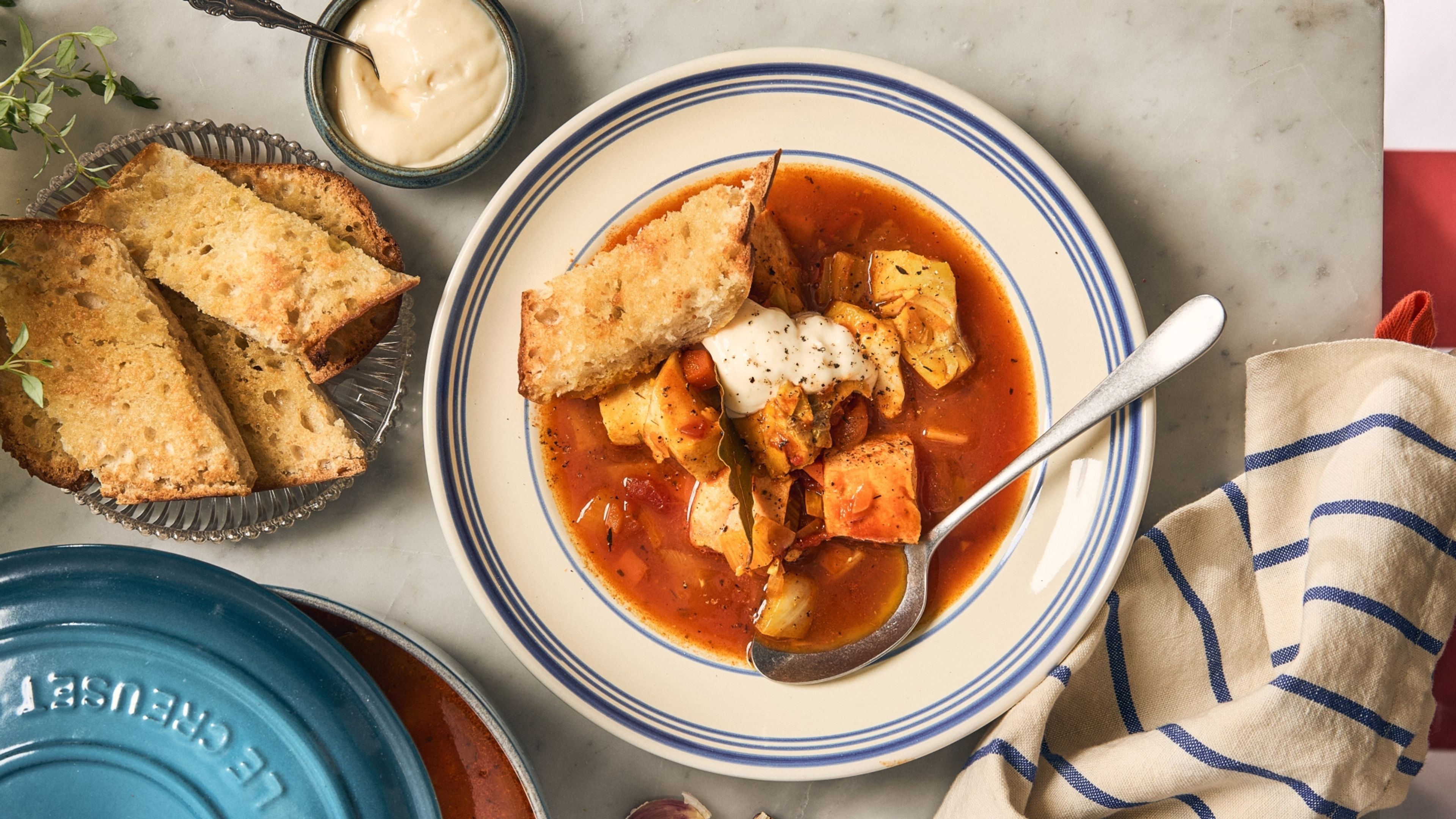 Bouillabaisse – sydfransk fiskesuppe med fennikel, hvidvin og aioli