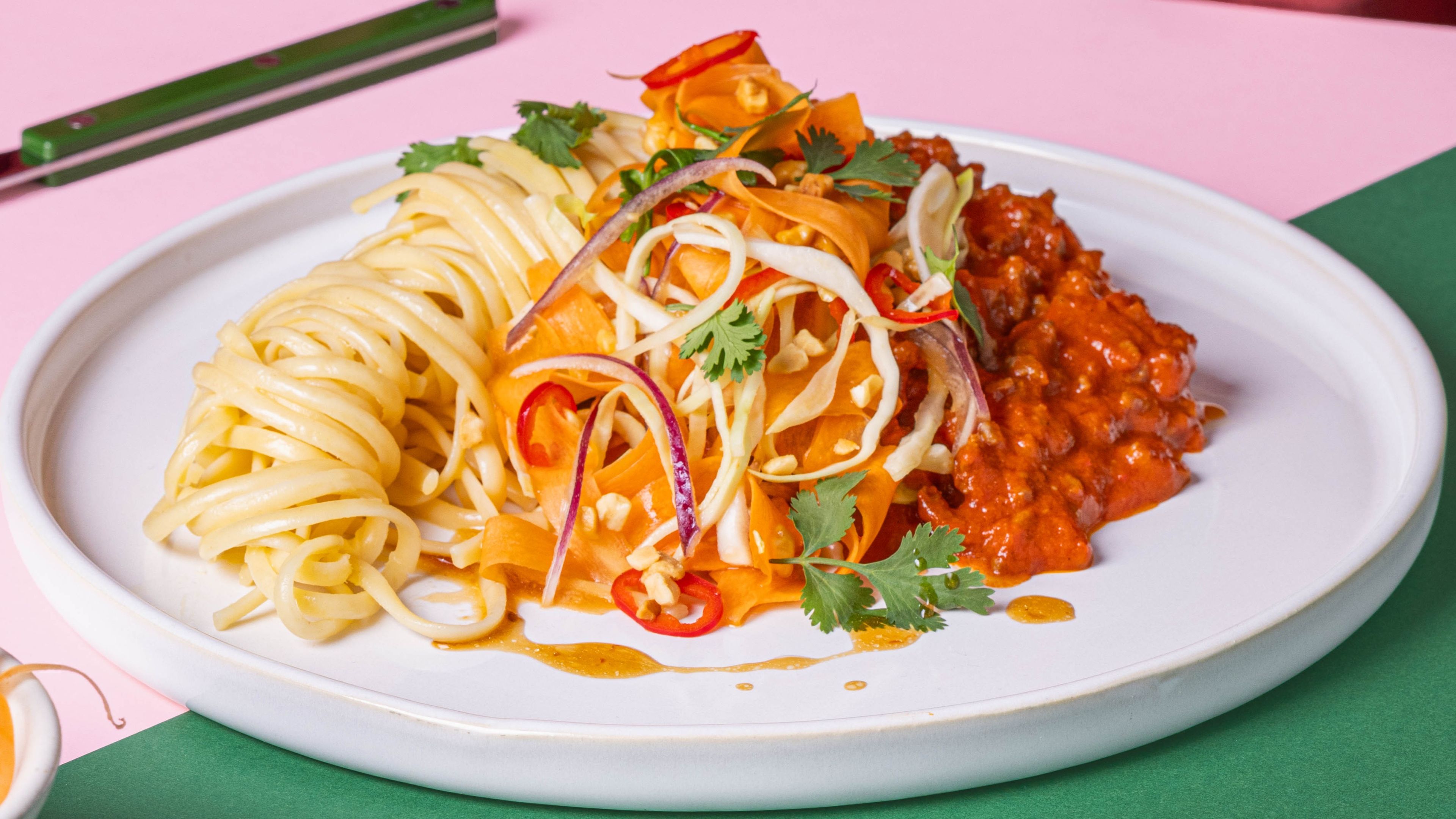 Massaman krydret Thai bolognese med asiatisk kålsalat