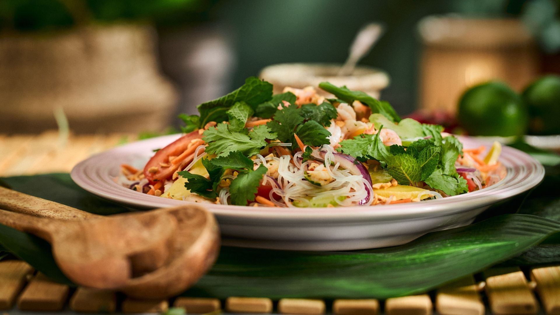 Vietnamesisk glasnudelsalat med rejer, mango, peanuts og nuoc cham dressing