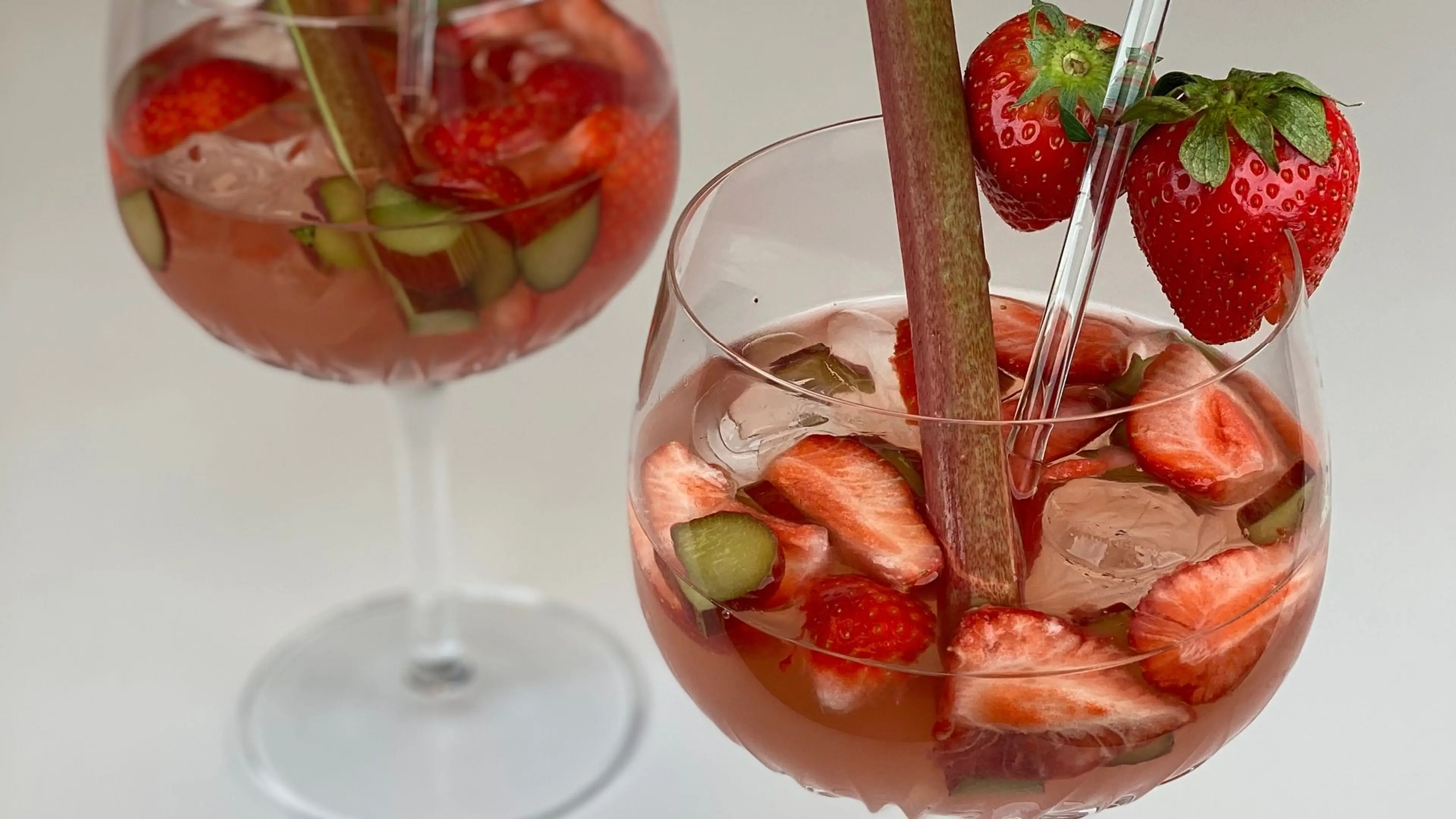 Sådan laver du pink sangria