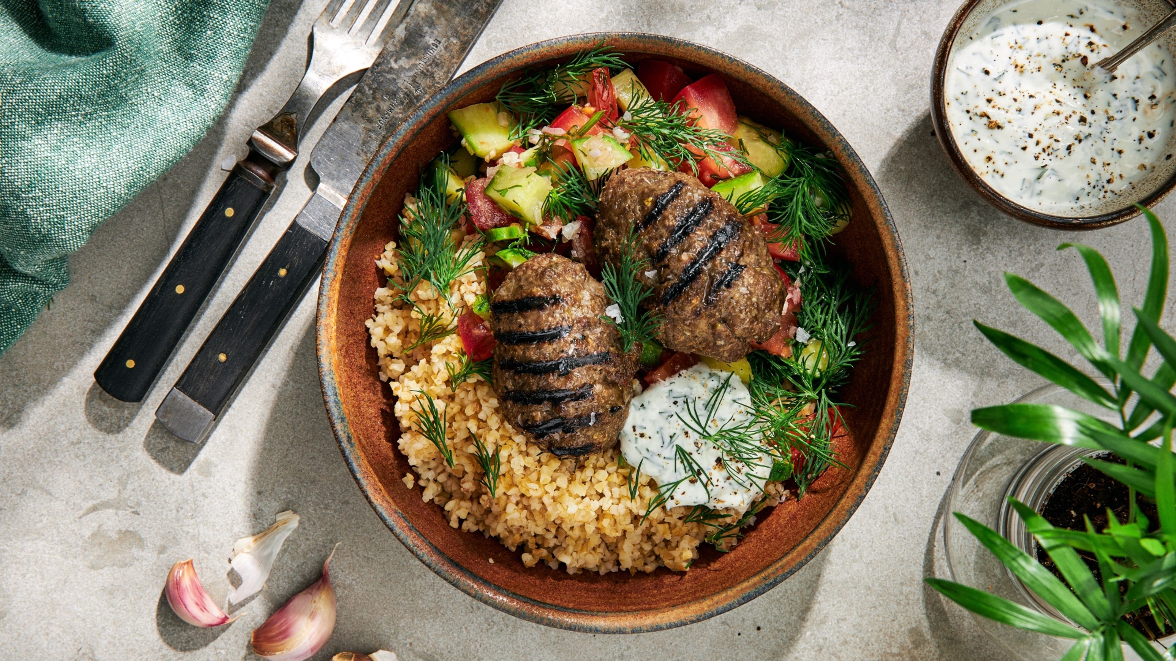 Grillede tyrkiske hakkebøffer med cobansalat og haydari