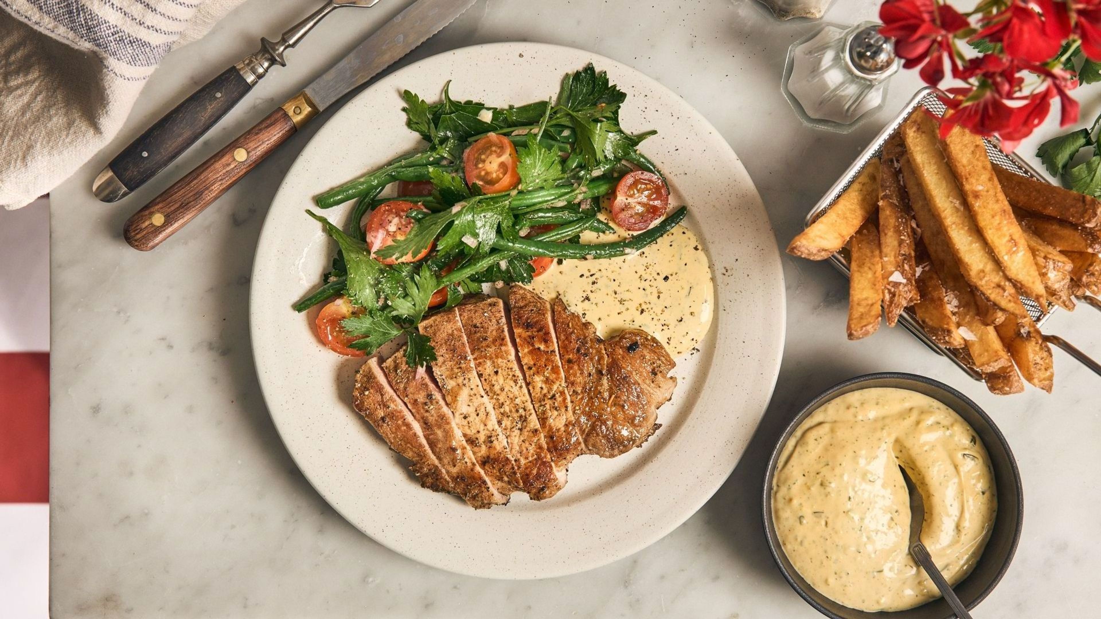 Porc aux Herbs – urtestegt kotelet med bearnaise, lun bønnesalat og pommes frites