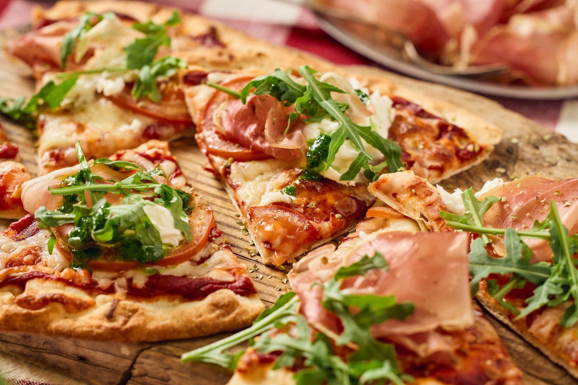 Italiensk pizza med prosciutto, mozzarella og rucola