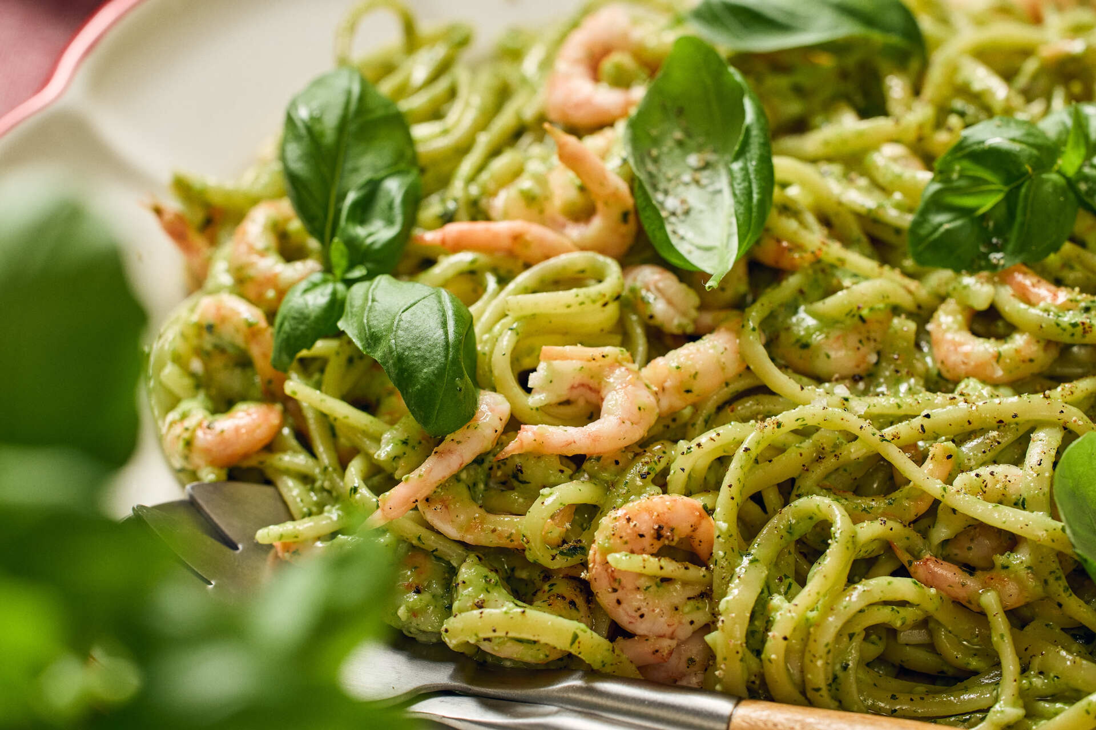 Pasta med basilikumpesto, pinjekerner og rejer