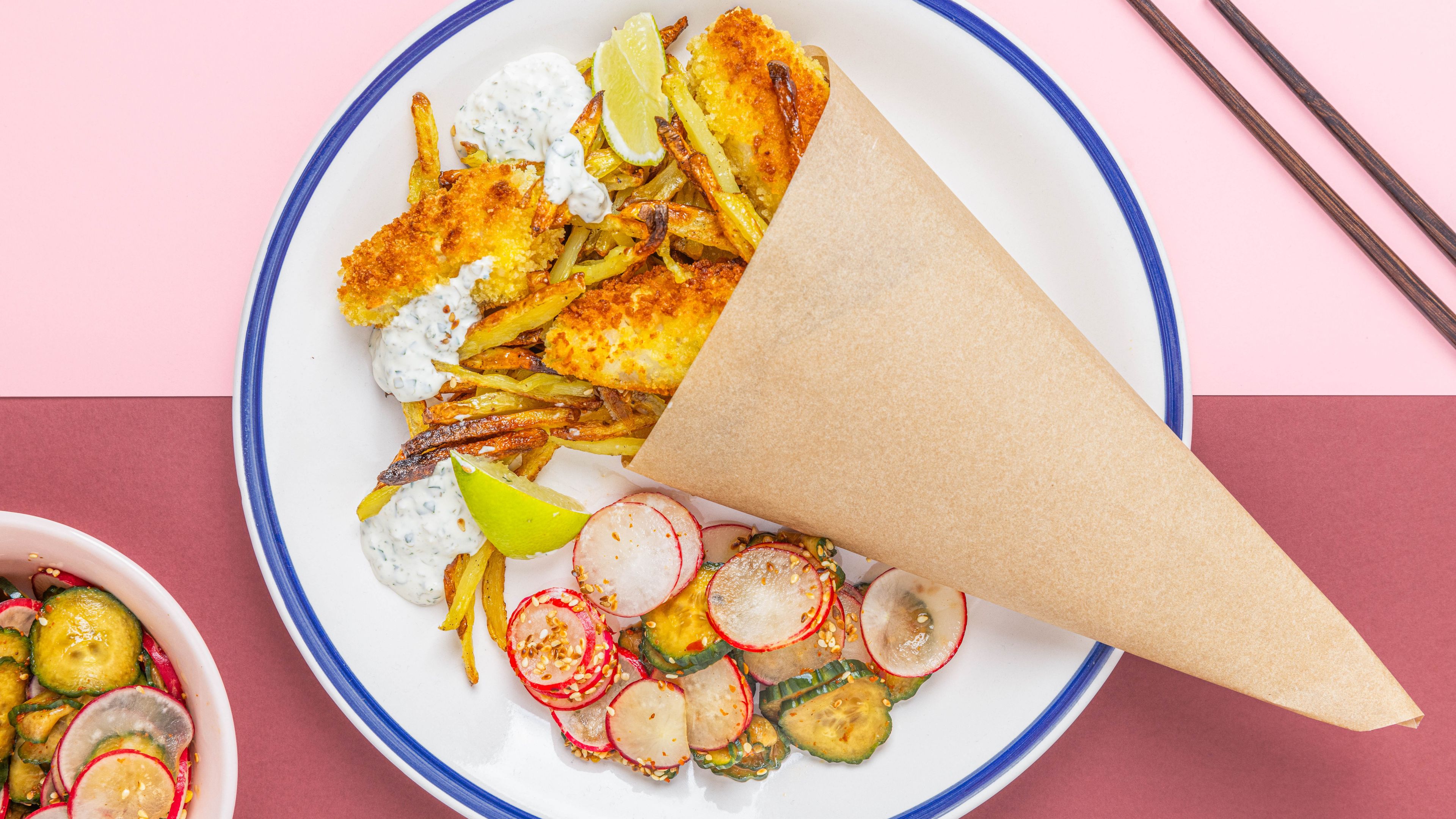 Pankopaneret fish and chips med tartar sauce og japansk sunomono salat
