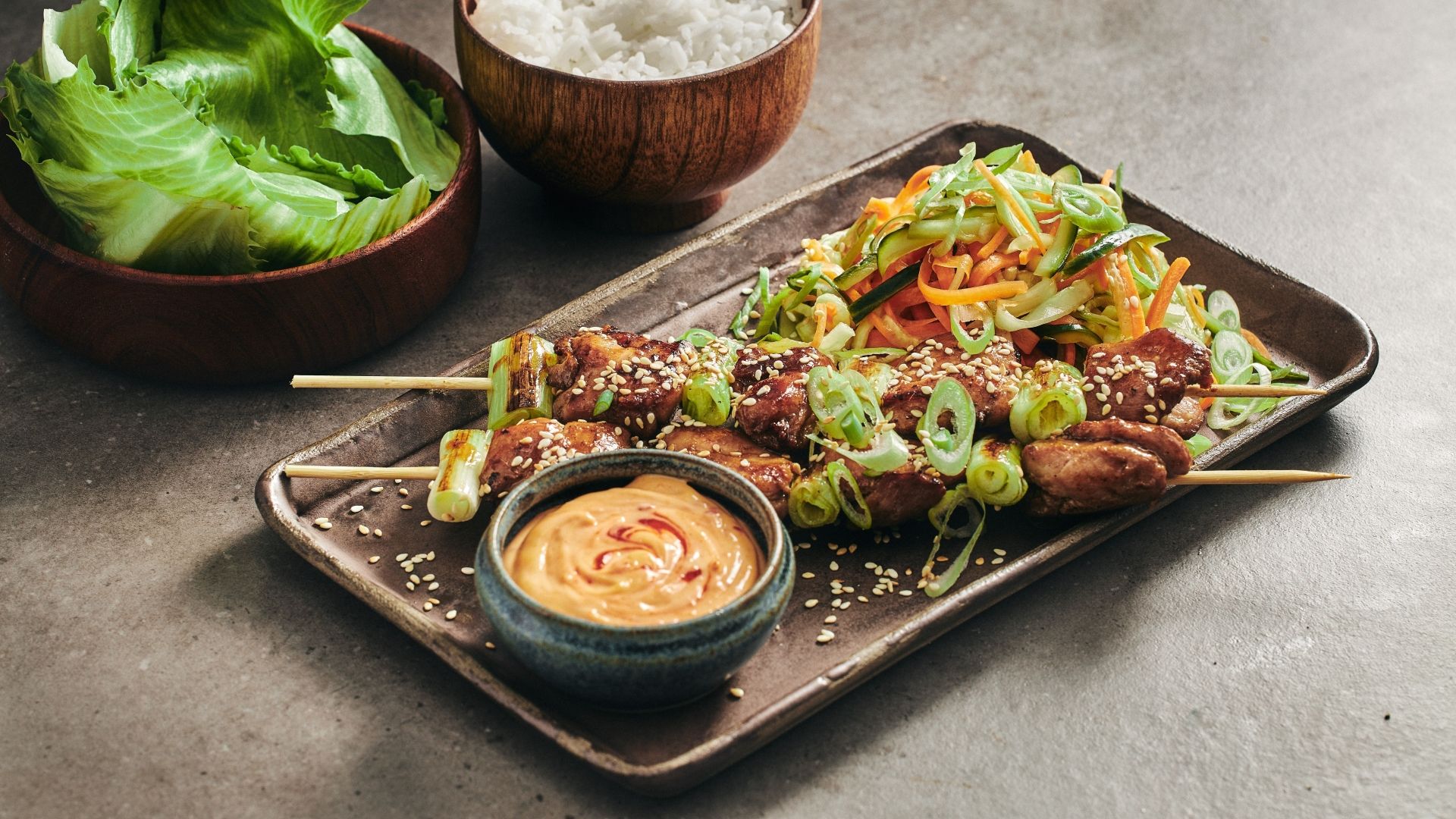 Dakkoshi – kyllingespyd i salatblade med chilimayonnaise og ingefærpickles.