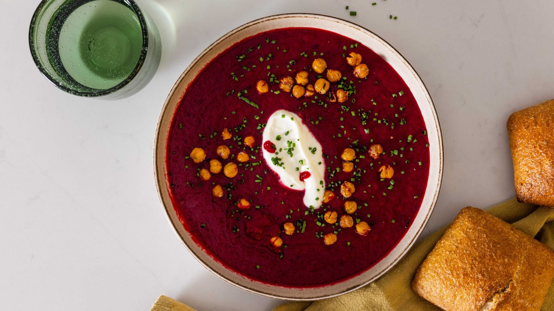 Borscht med sprøde kikærter og brød