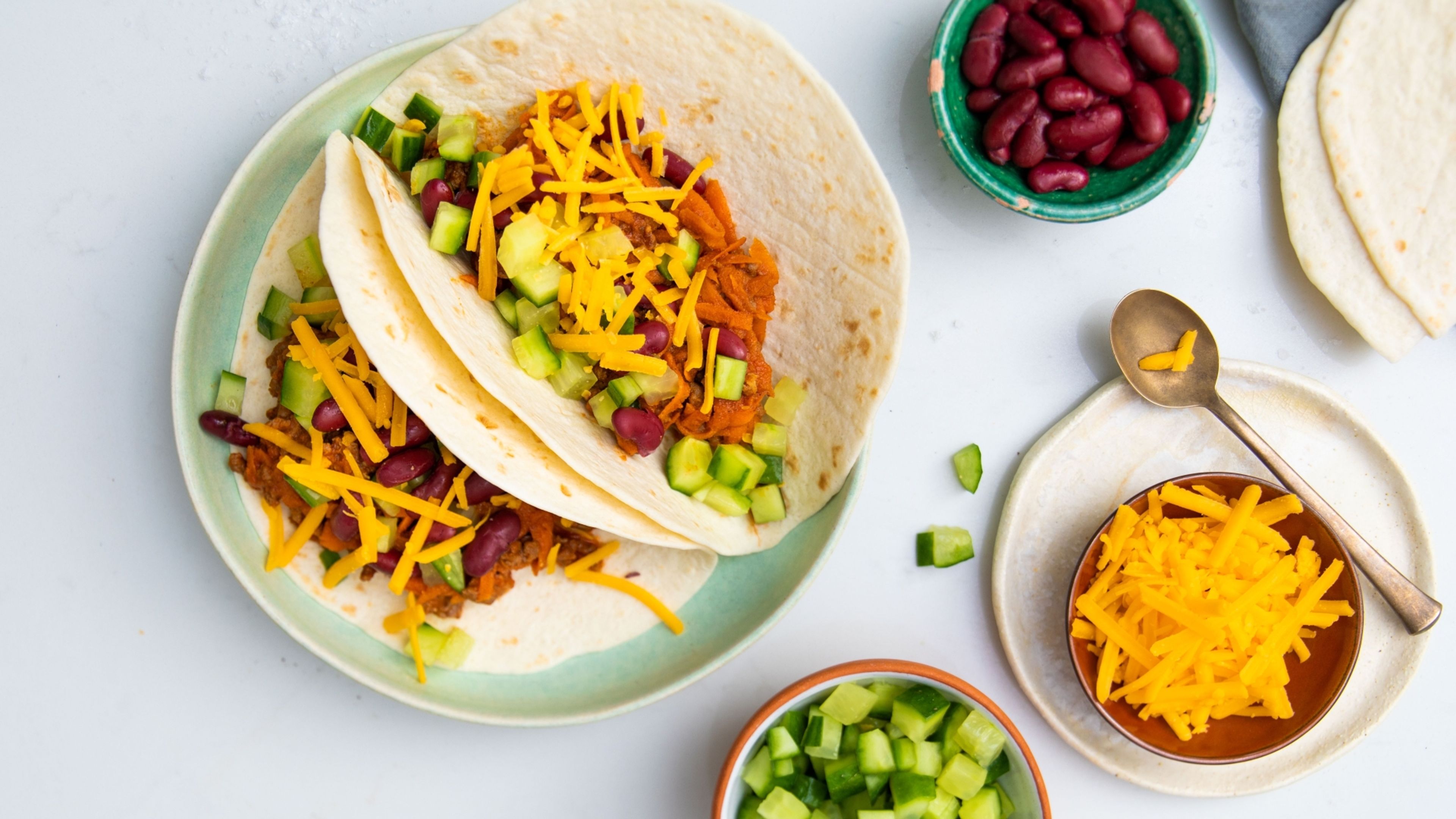 Tortilla med mildt spicy fyld og snack grønt