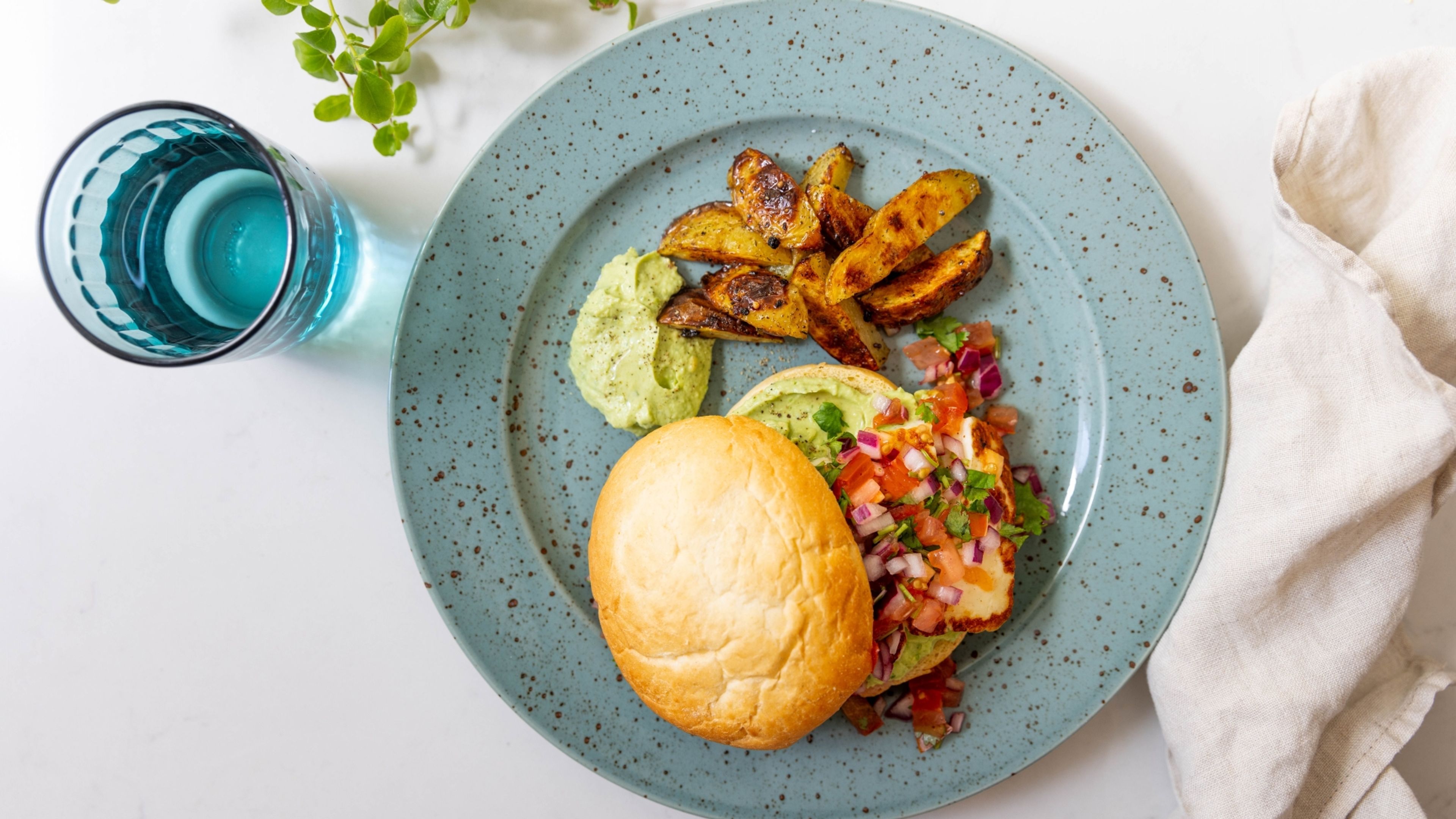 Burger med grillost, pico de gallo og guacamole