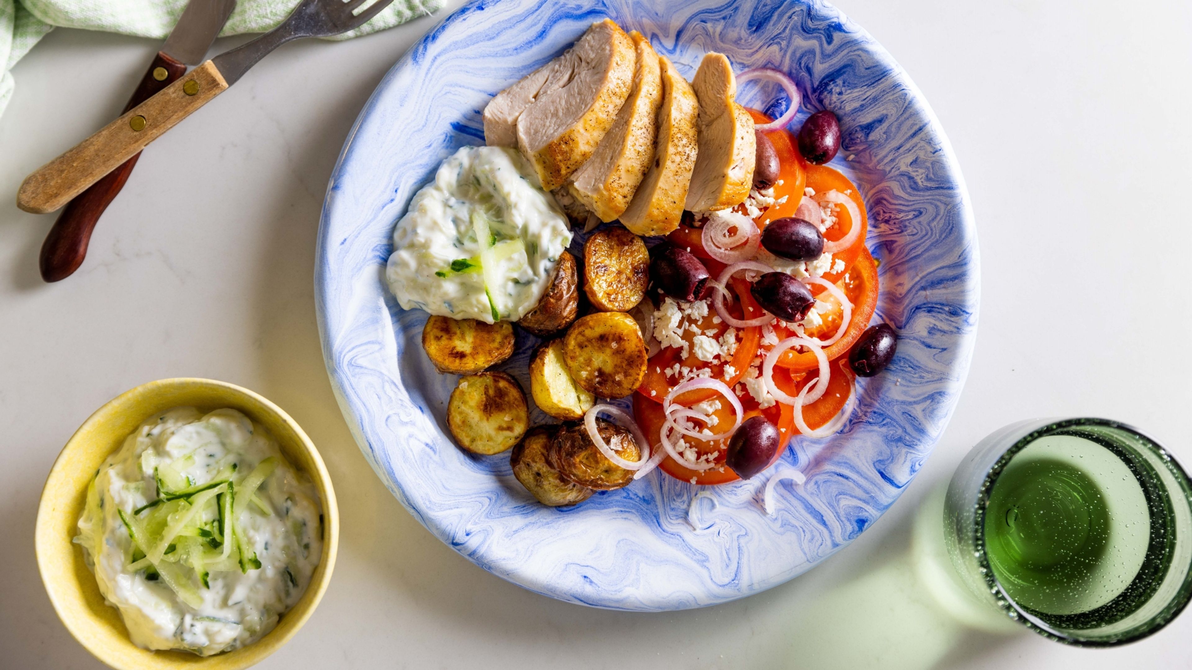 Stegt kyllingebryst med græsk salat, stegte kartofler og tzatziki