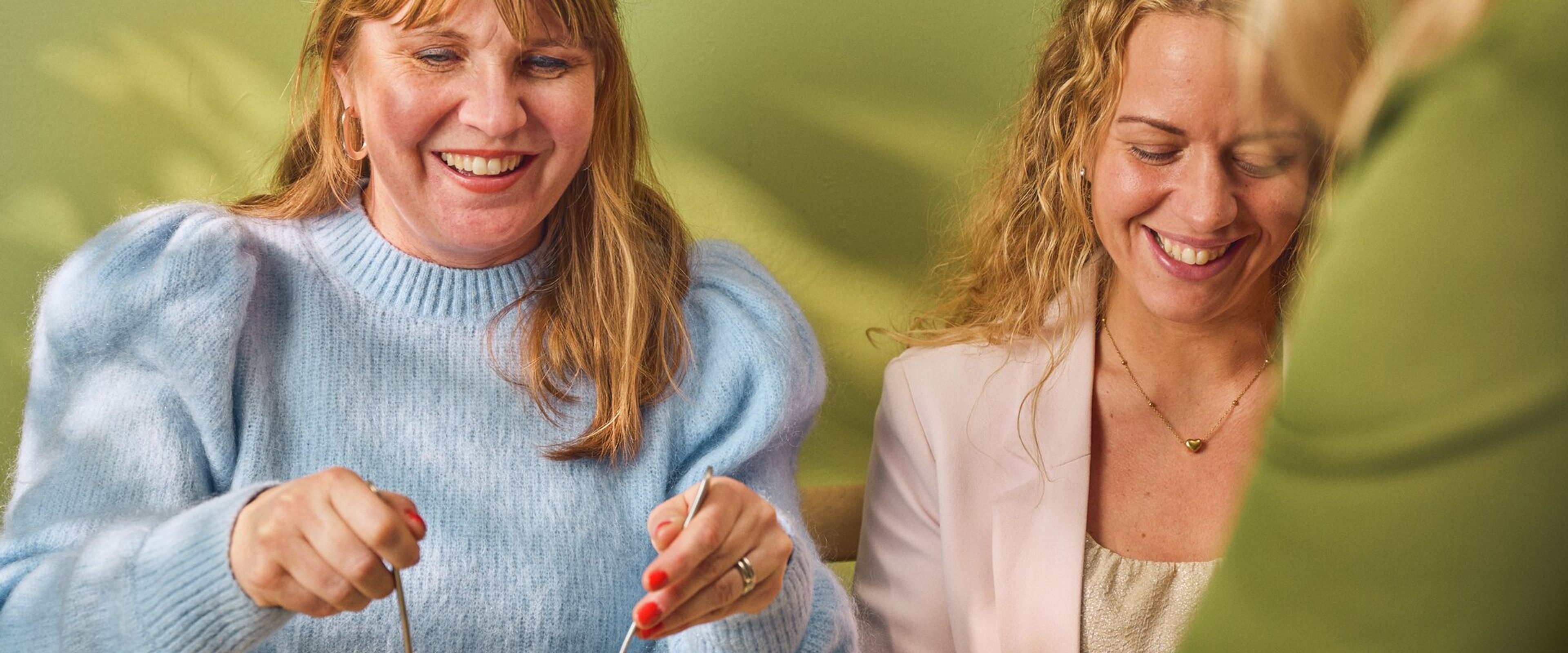 To kvinder sidder ved et bord 