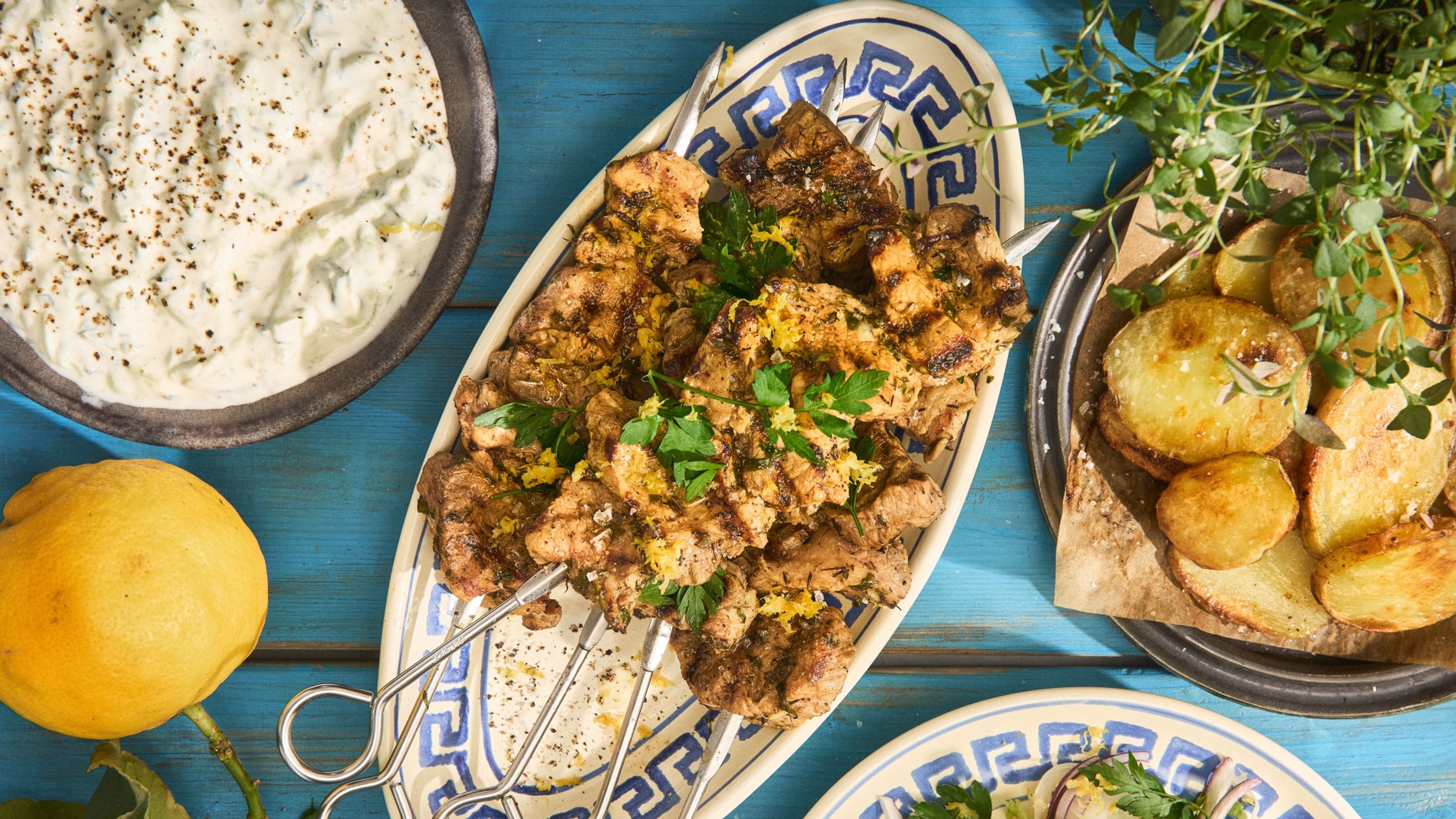 Souvlaki med tzatziki, salat og kartofler