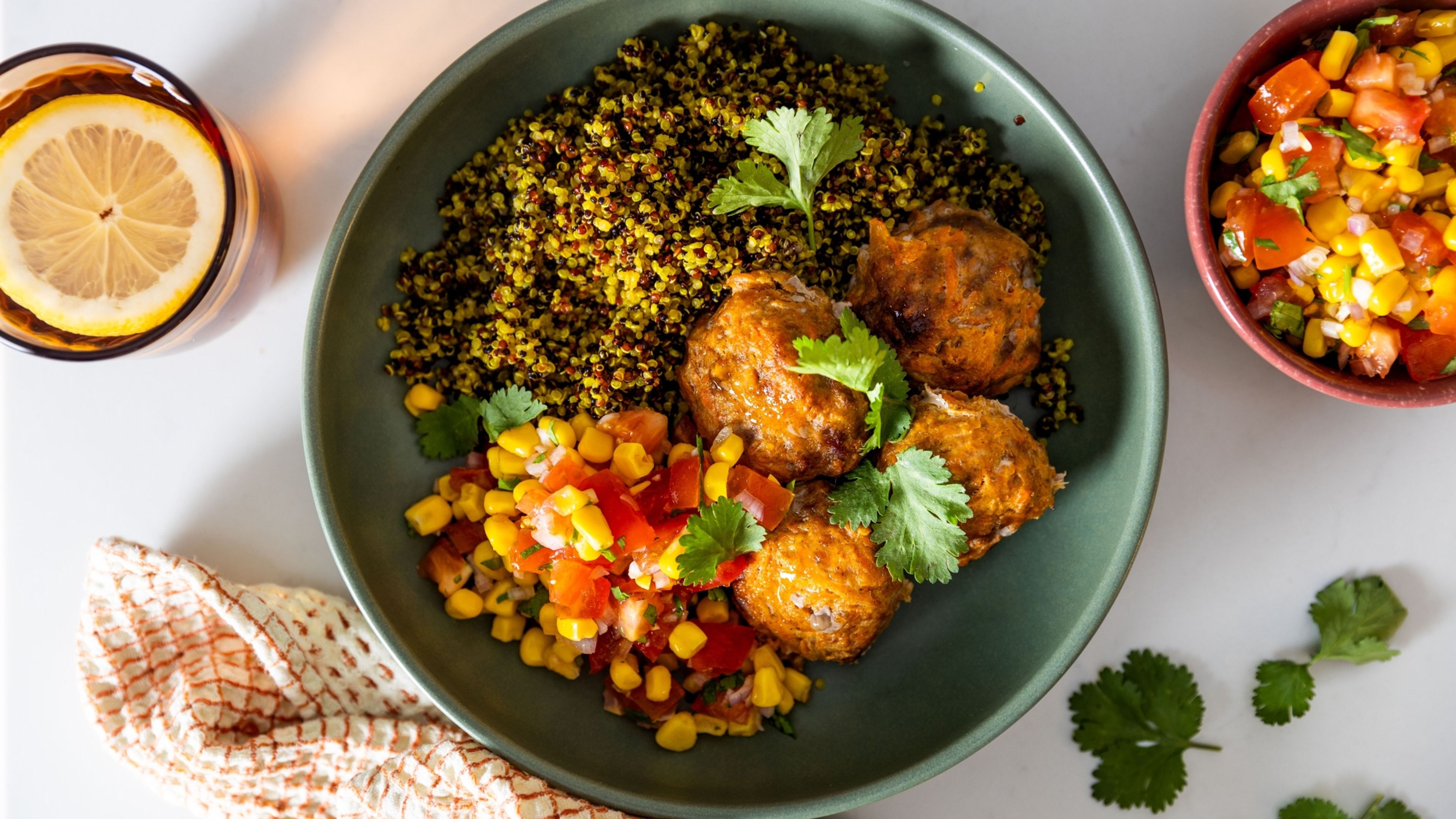 Mexi quinoa med chiliglaseret svinekød og salsa med majs