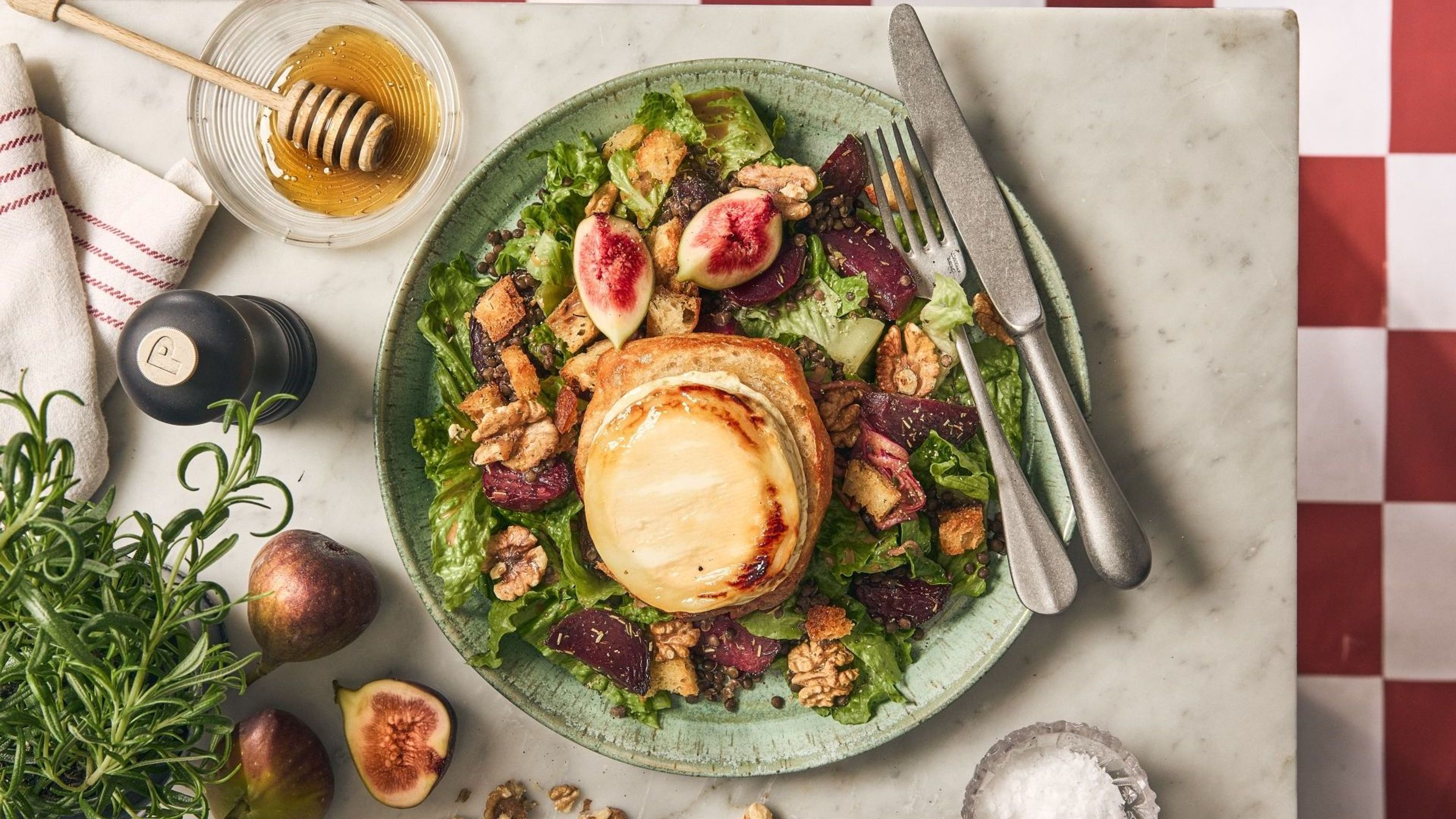 Salad de Chèvre Chaud – lun gedeost på linsesalat med bagte rødbeder, valnødder og figner