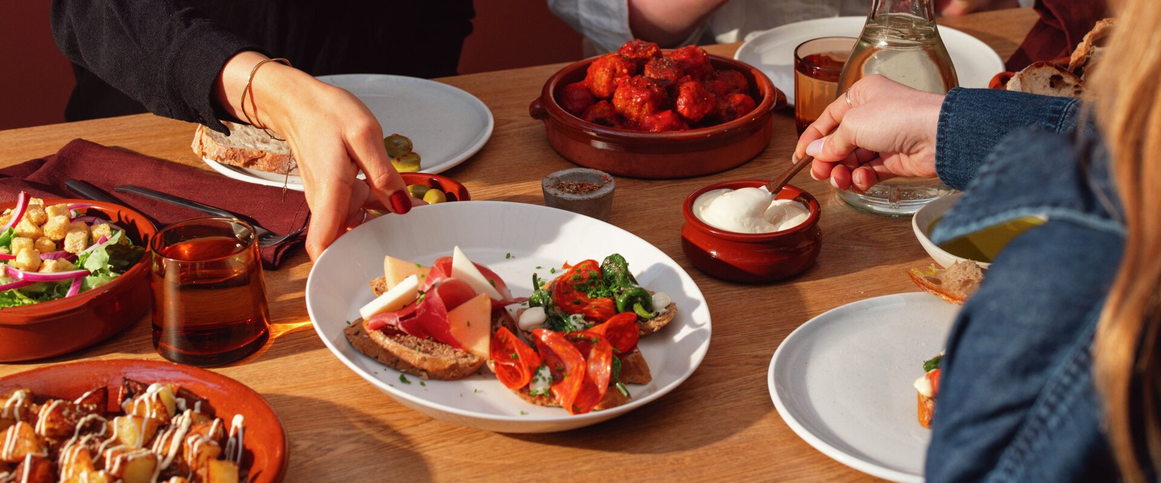 Et dekket bord fylt med spanske delikatesser