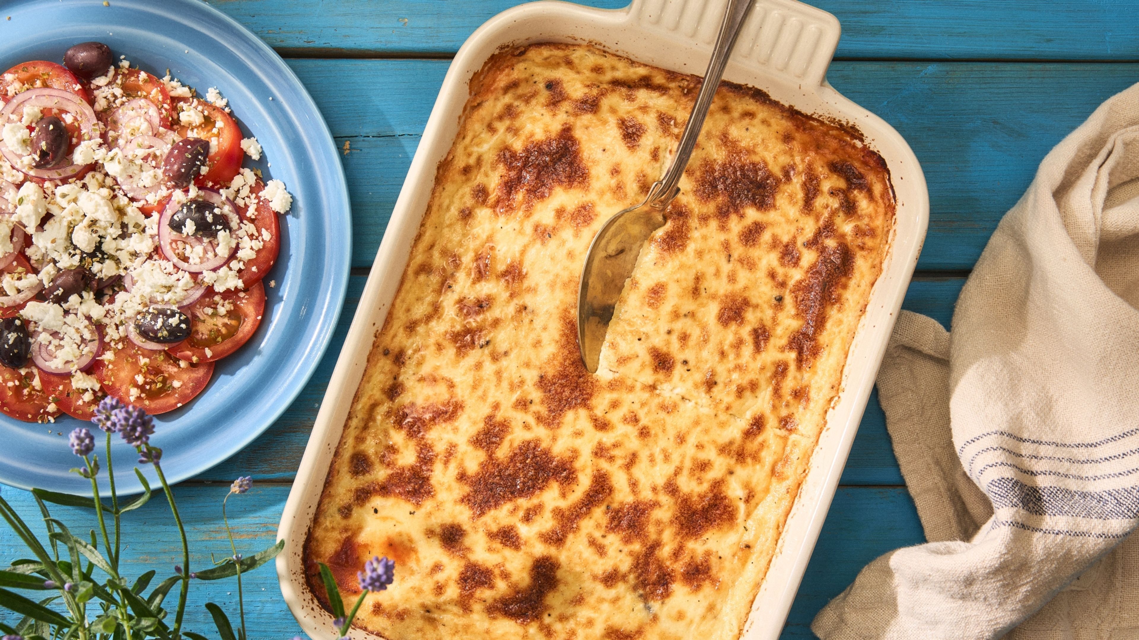 Græsk moussaka med røde linser og olivensalat