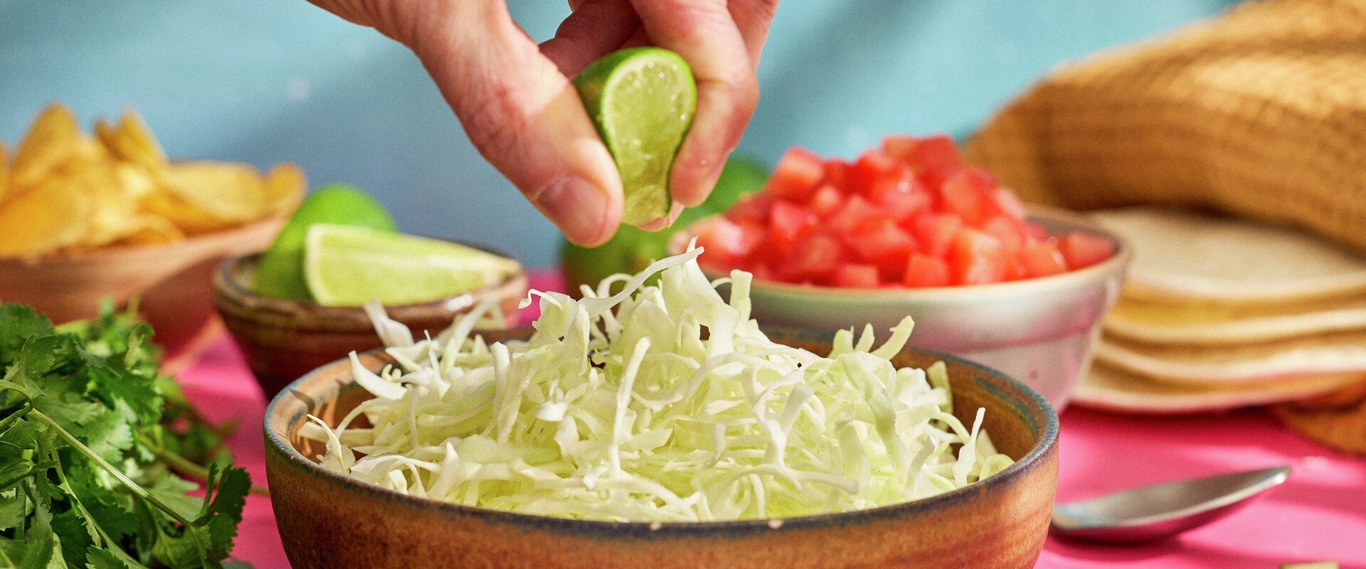 Spidskål og lime på skærebræt