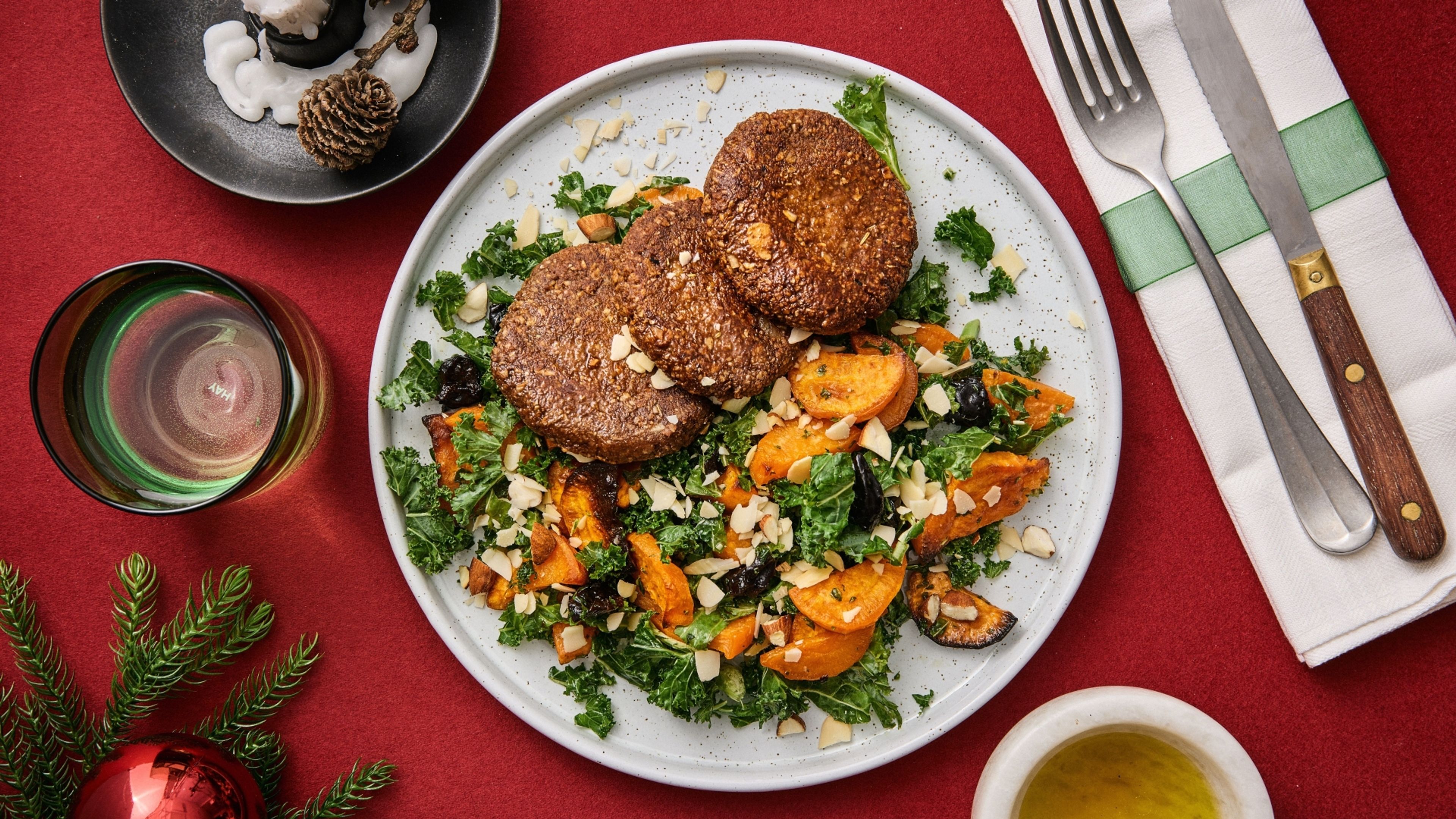 Nøddefrikadeller med grønkålssalat