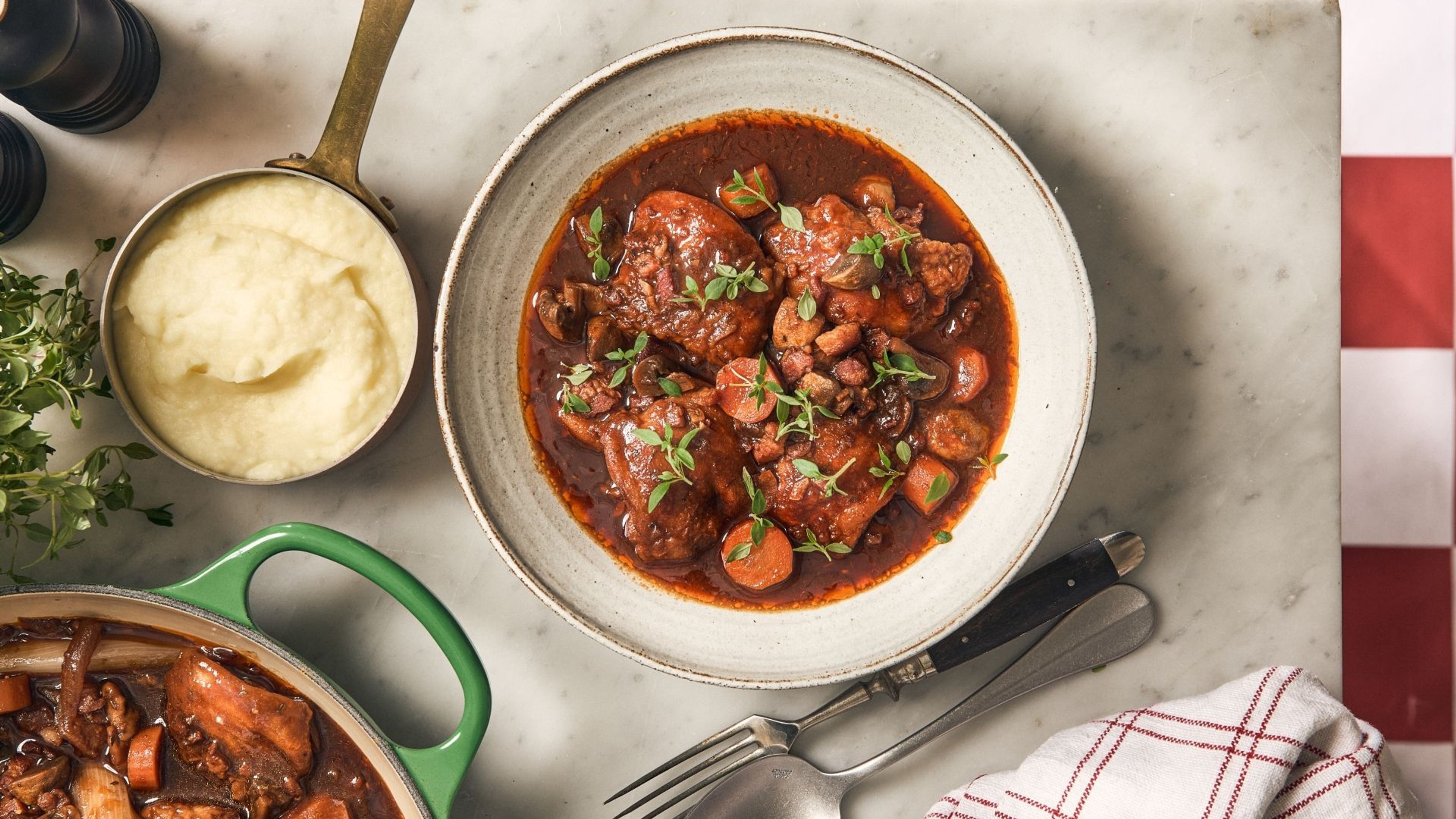 Coq au vin – kyllingegryde med rødvin, bacon, svampe og kartoffelmos