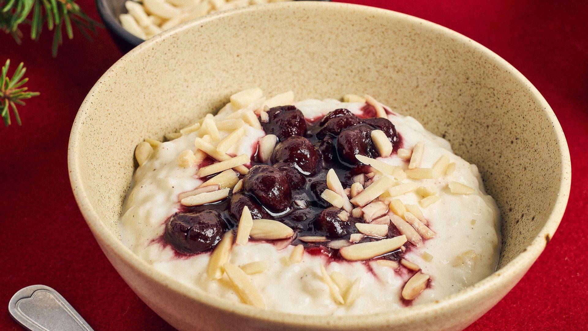 Cremet risalamande serveret med færdiglavet kirsebærsauce.