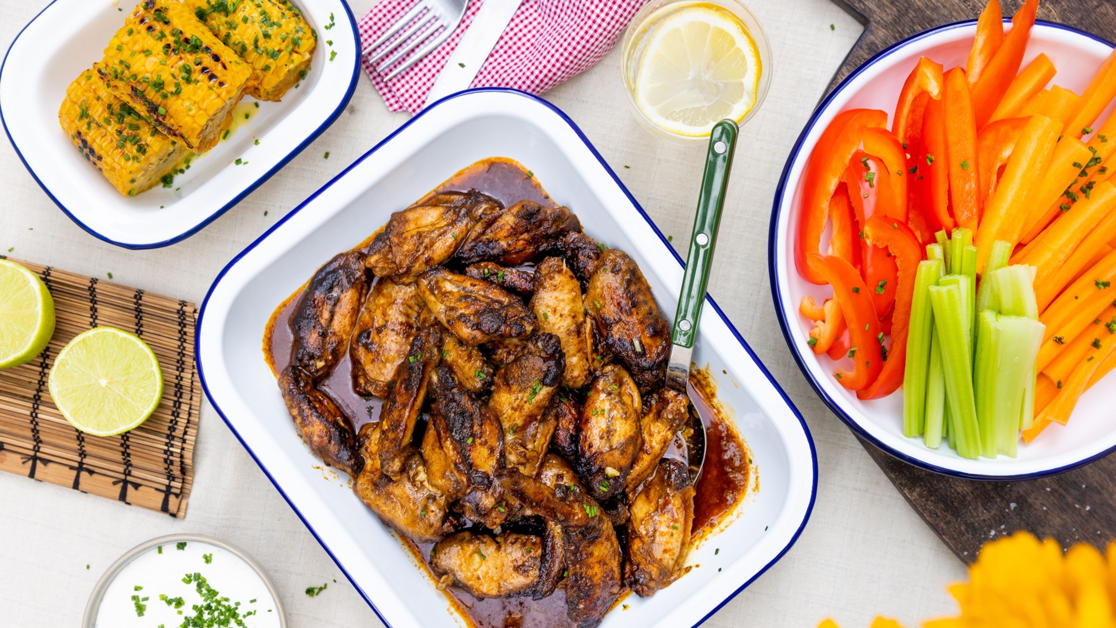 Hotwings med grillede majskolber