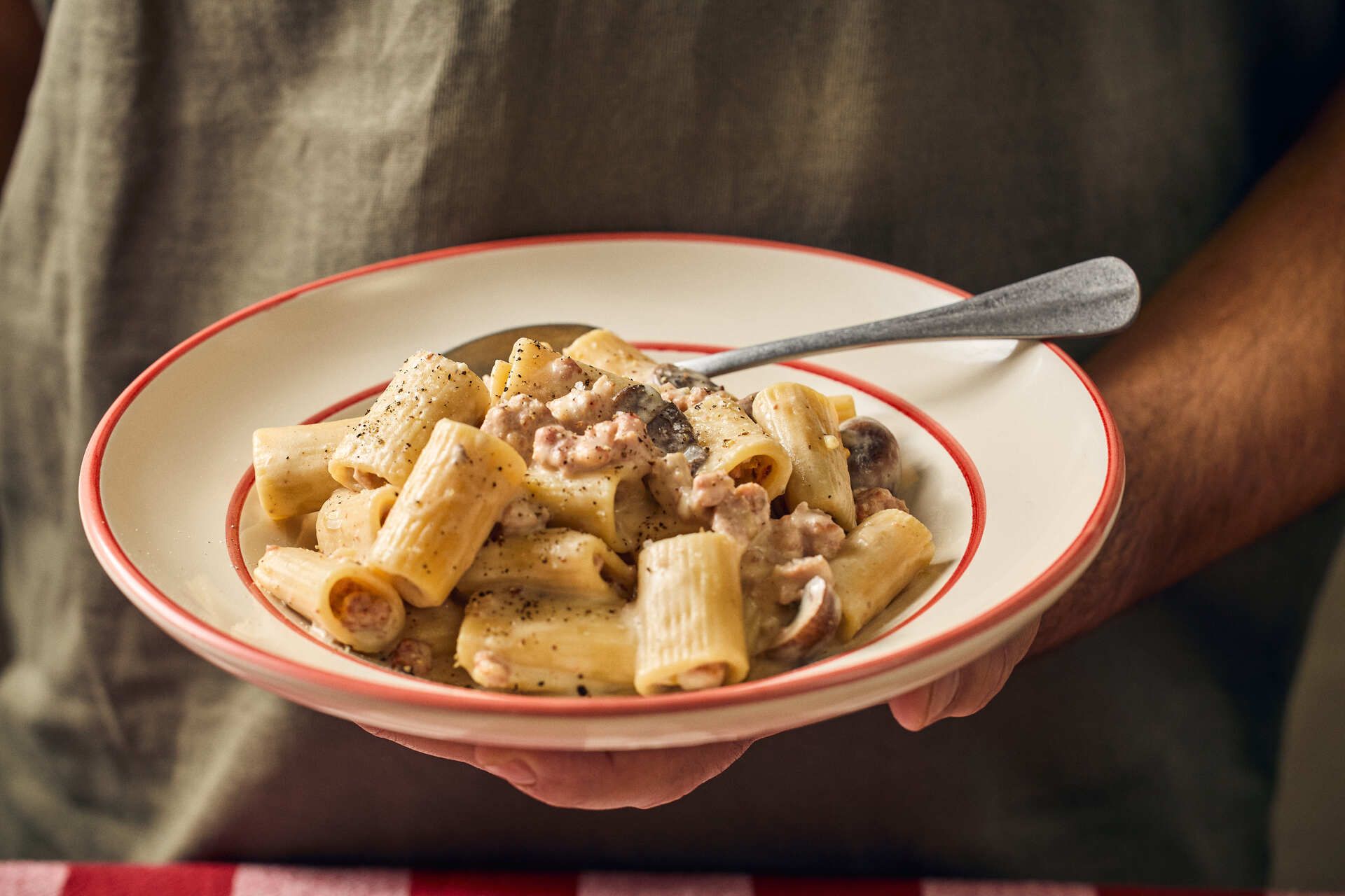 Cremet salsiccia-pasta med skovchampignoner og trøffelolie