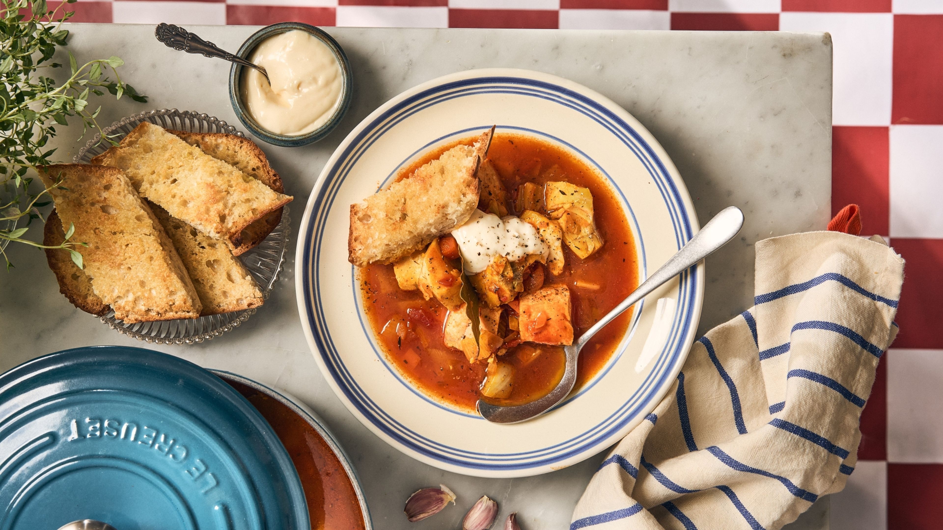 Bouillabaisse – sydfransk fiskesuppe med hvidvin og aioli