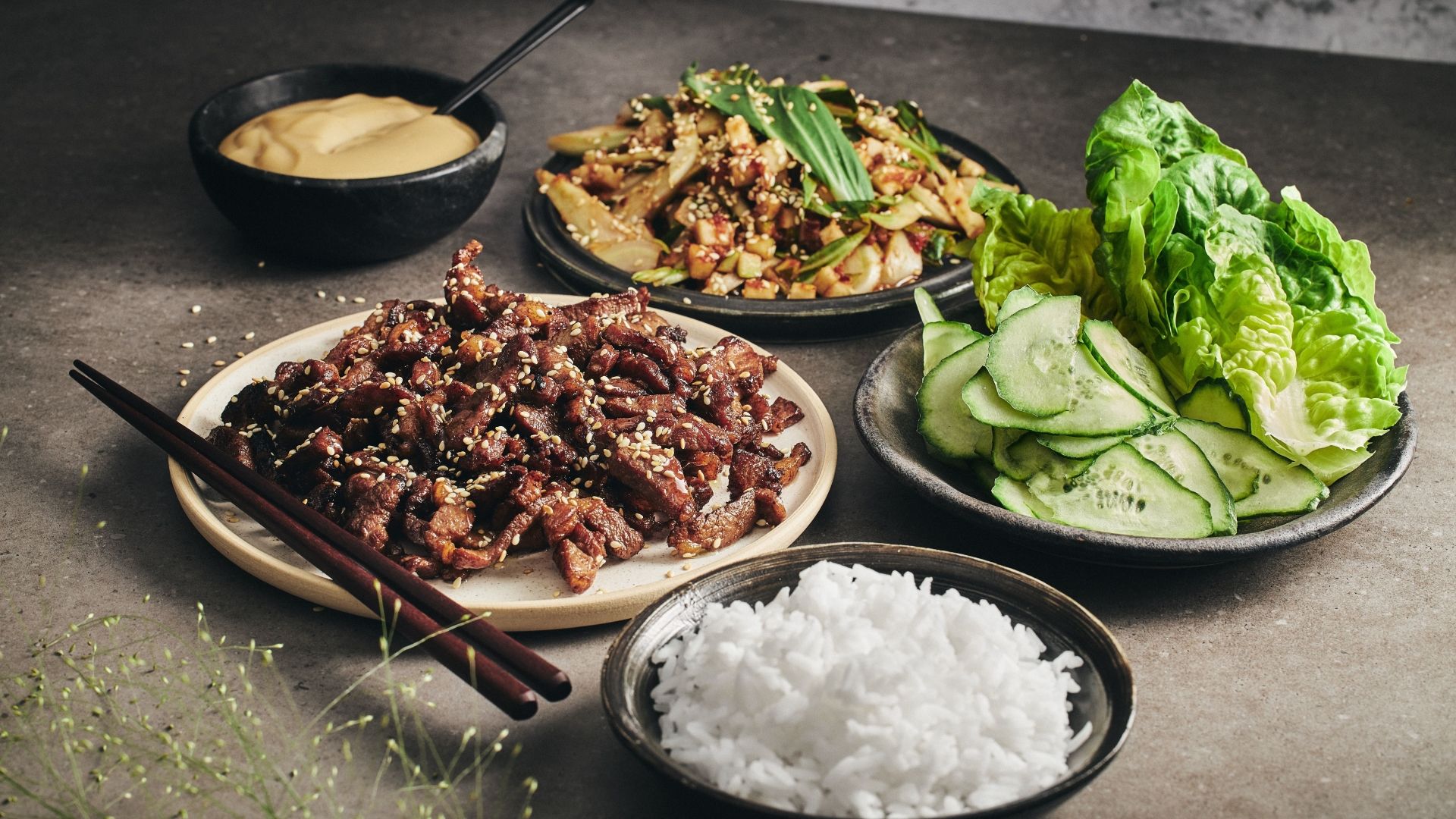 Bulgogi – mariernet svinekam med pære, pak choy og sesam-mayonnaise.