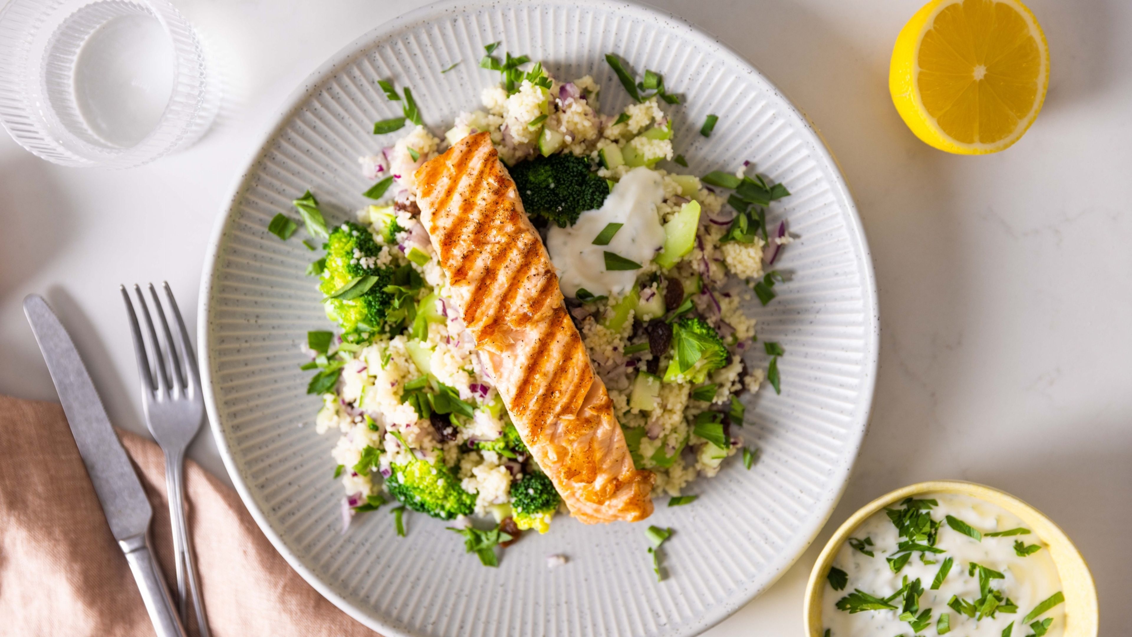 Laksesteak med grøn couscous og persilleyoghurt