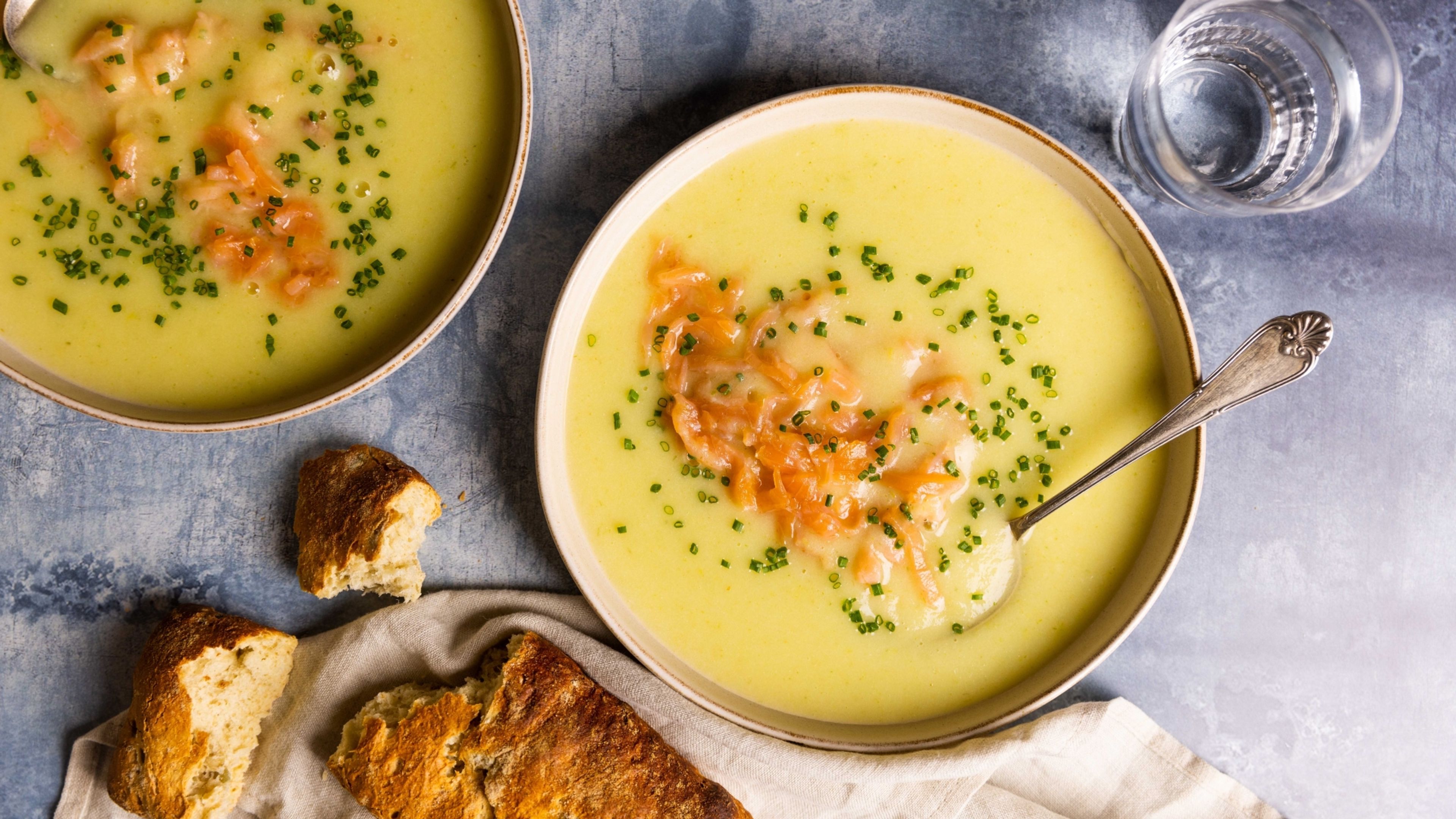 Kartoffelporresuppe med røget laks