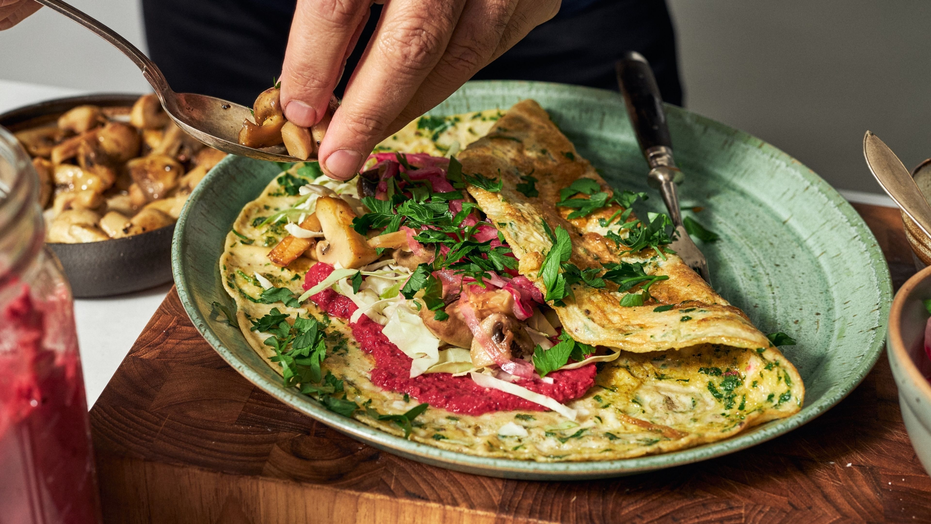 Æggewraps med rødbedehummus, svampe og syltede rødløg