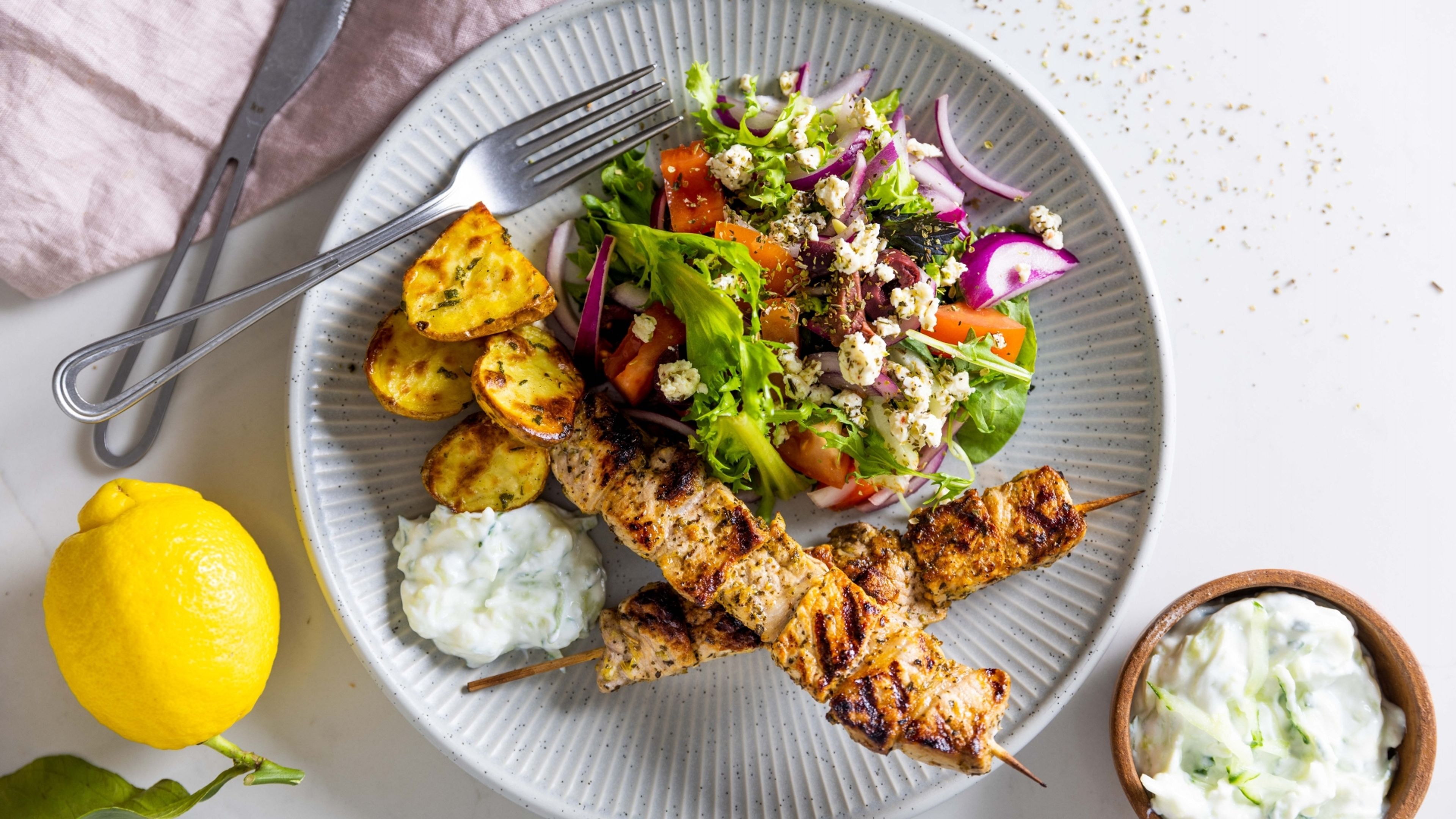 Grillet souvlaki med græsk salat, tzatziki og rosmarinkartofler