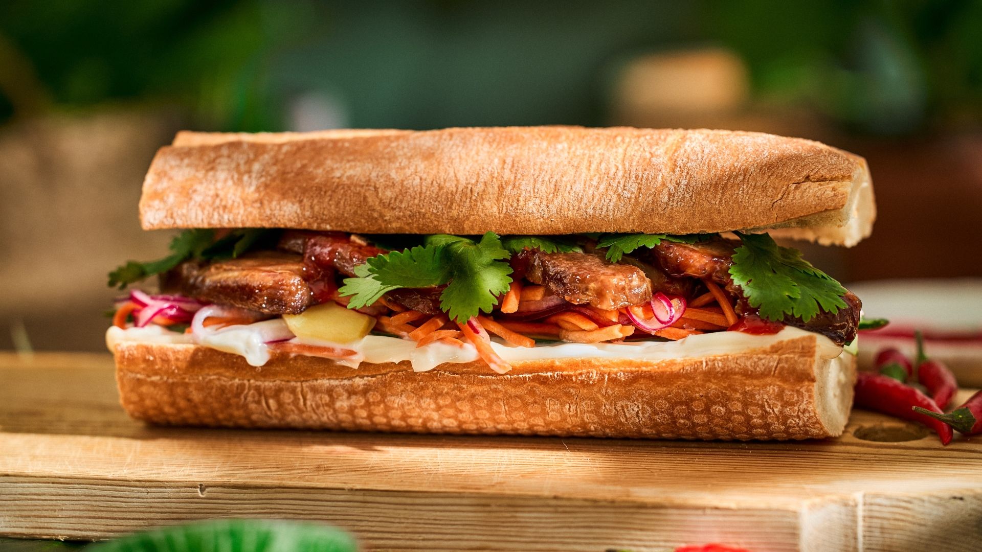 Bánh mì - Vietnamesisk sandwich med soja/ingefærstegt svinekød, syltede grøntsager og koriander