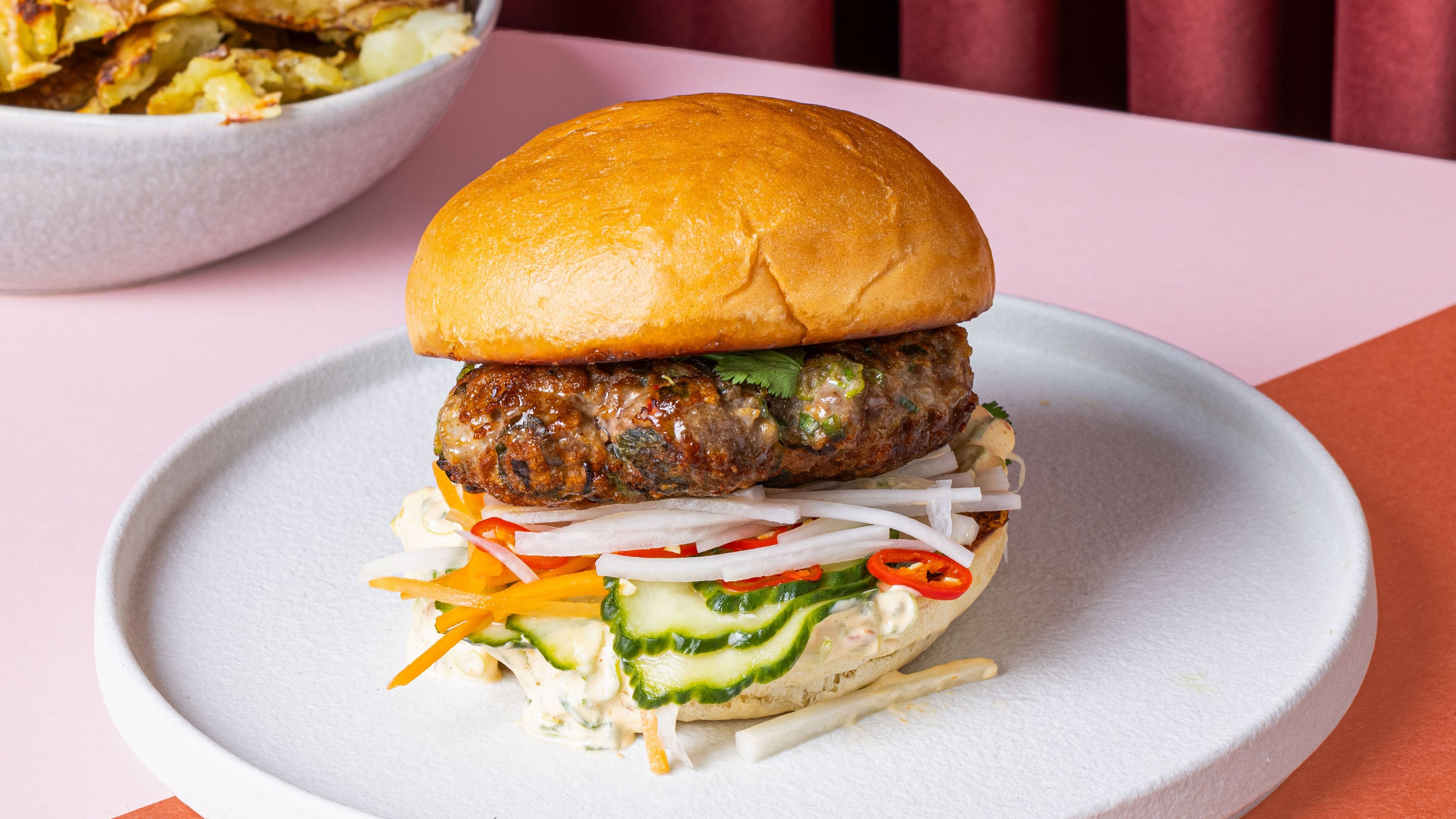 Báhn mi burger med knuste kartofler syltede grøntsager og chilimayonnaise