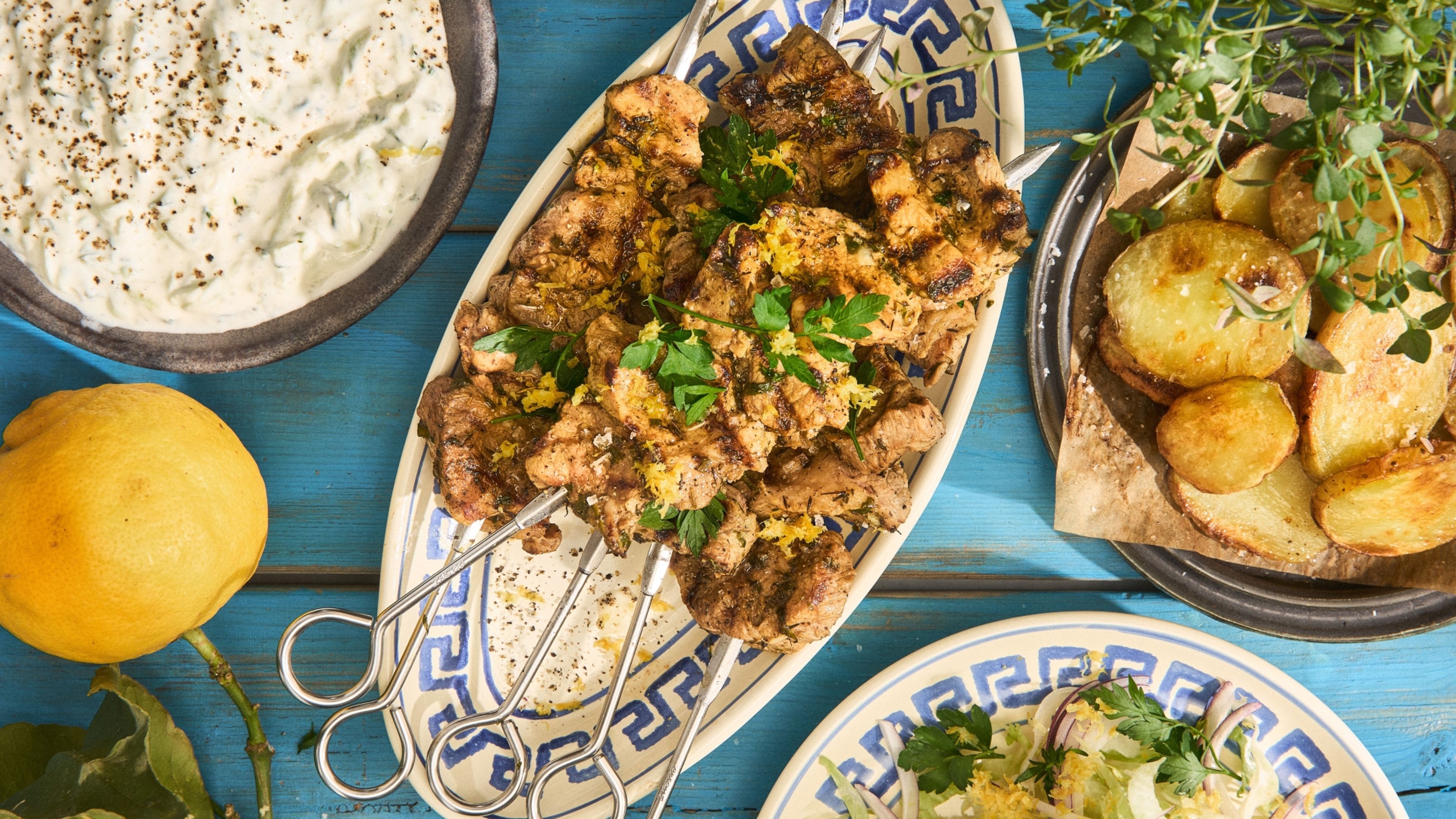 Souvlaki – grillede svinekødsspyd med tzatziki og citron