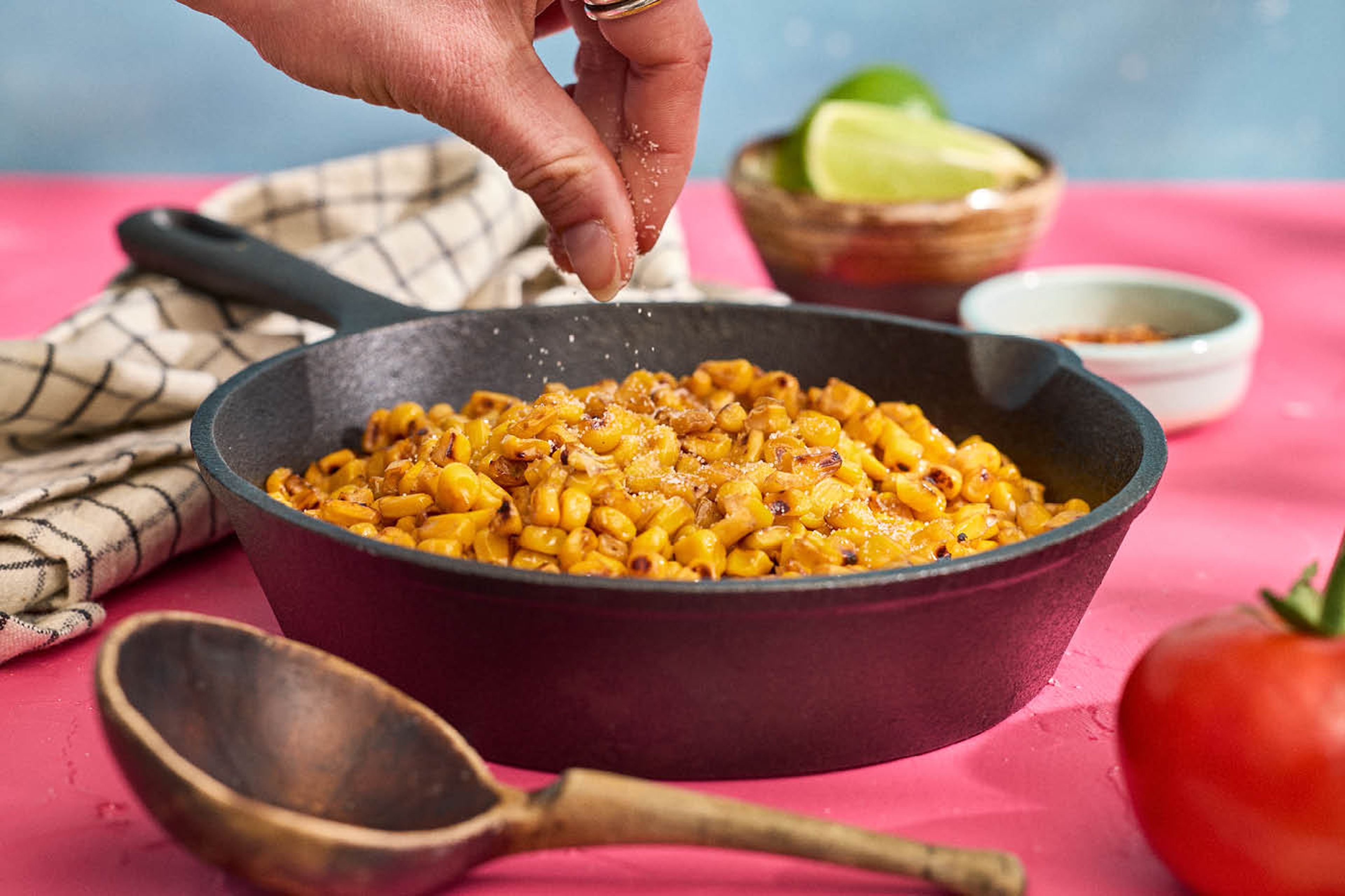 Støbejernspande med ristede majs.