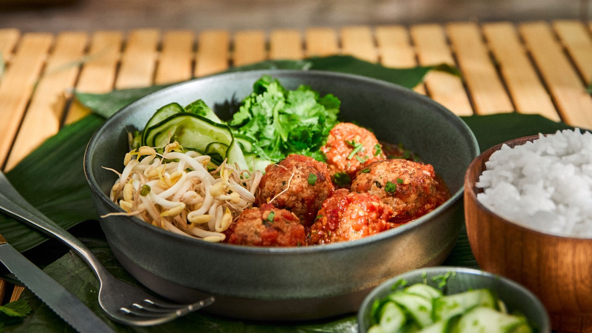 Xiu mai: Vietnamesiske svinekødboller i tomatsauce med lime-syltet agurk, koriander og bønnespirer