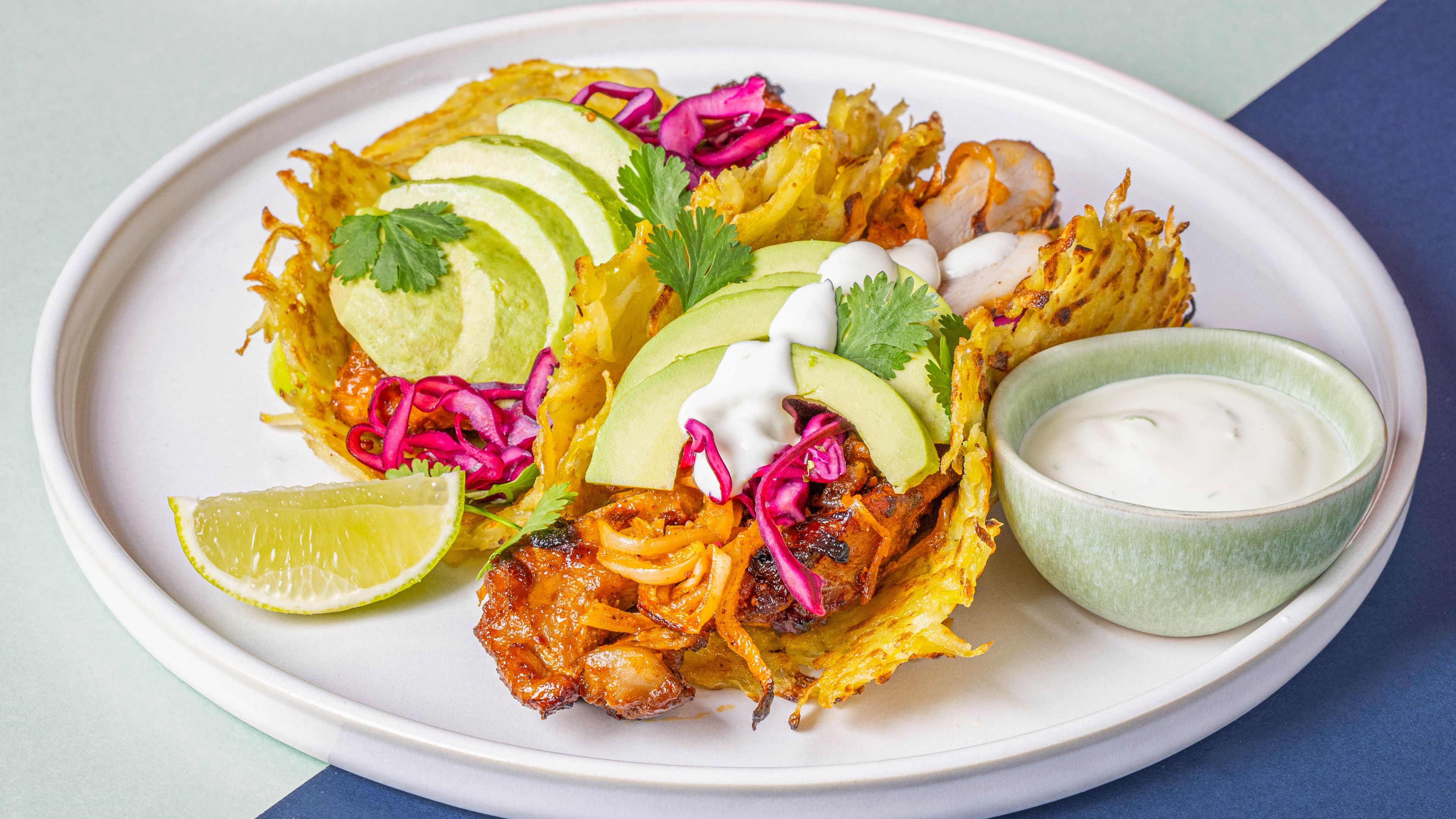 Rösti taco med chilimarineret kylling avocado, letsyltet rødkålssalat og limedressing