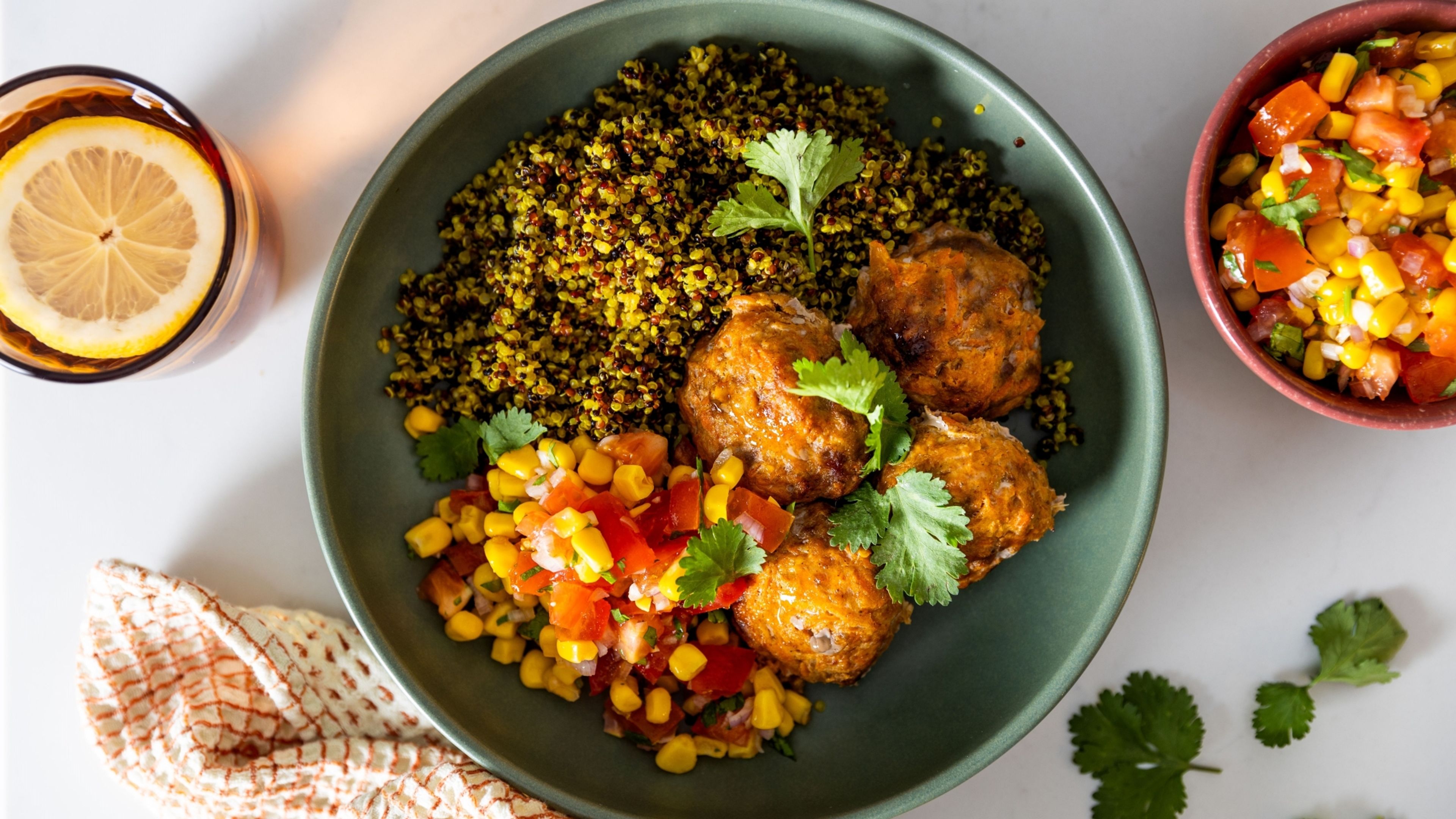 Mexi quinoa med chiliglaseret svinekød og salsa med majs