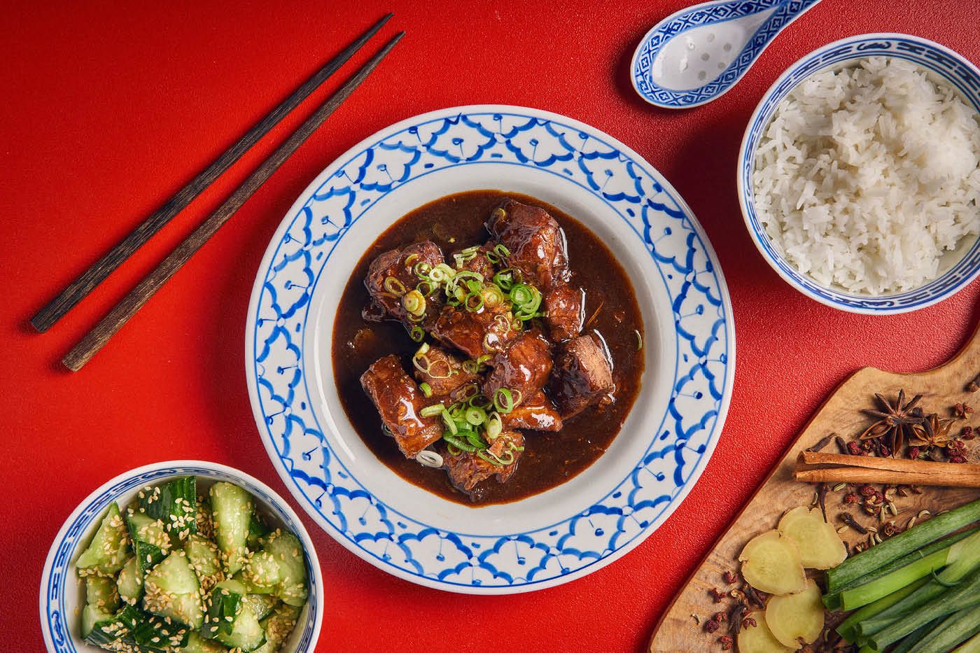 Skåle med rød-braiseret svinekød, smashed agurk og ris