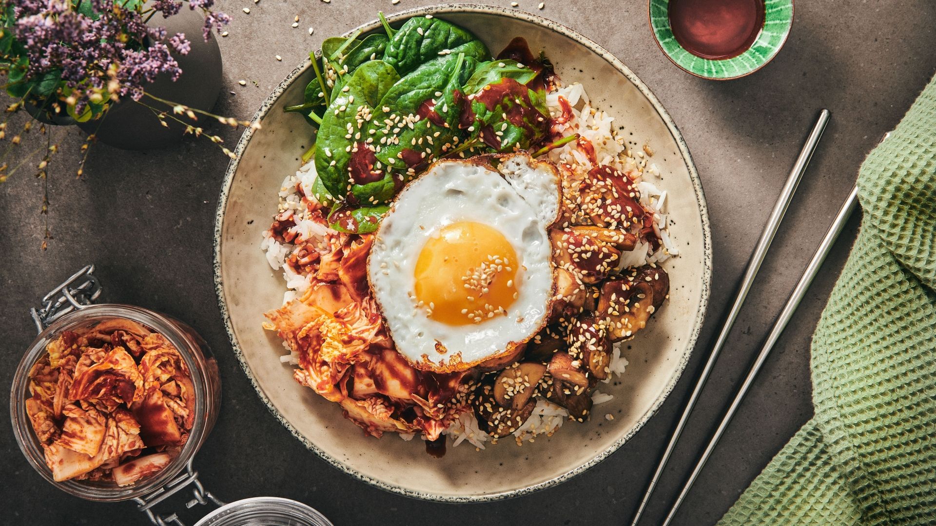 Bibimbap med sojastegte svampe, kimchi og stegt æg.