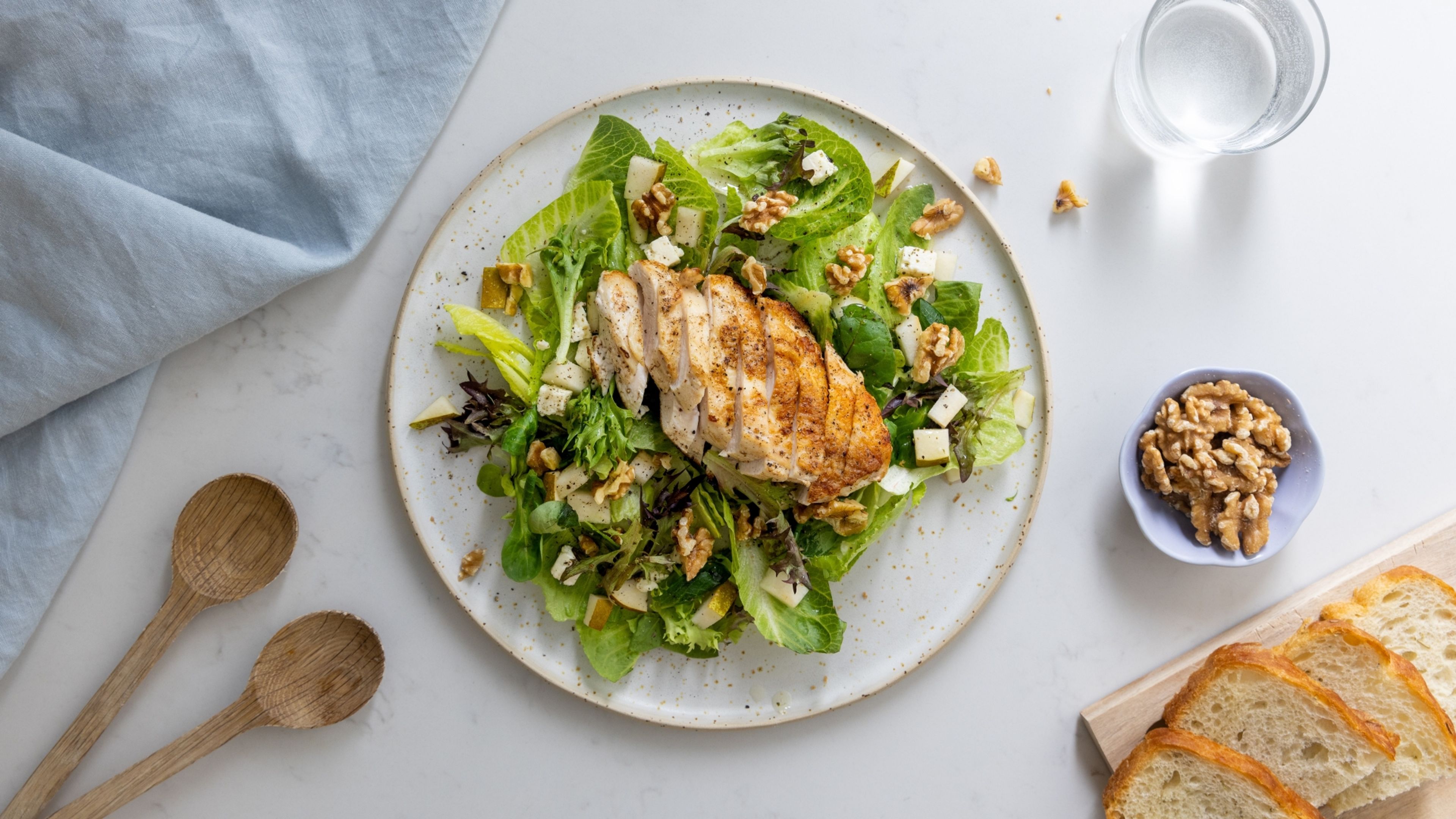 Salat med kyllingebryst, pære og salatost