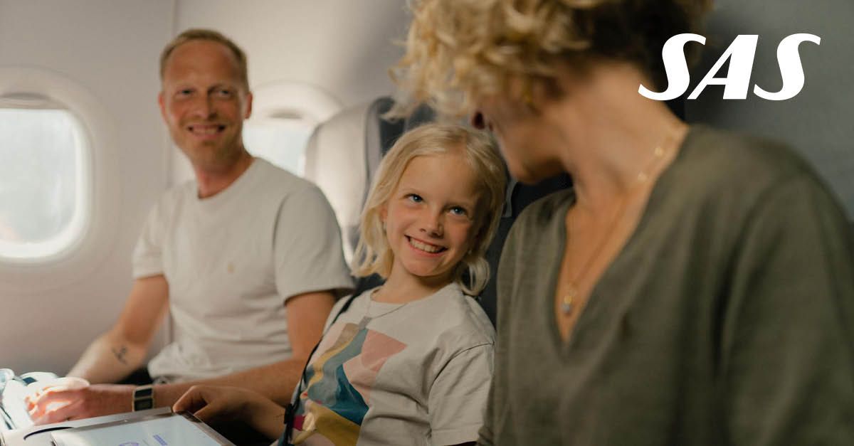To voksne og et barn i et fly
