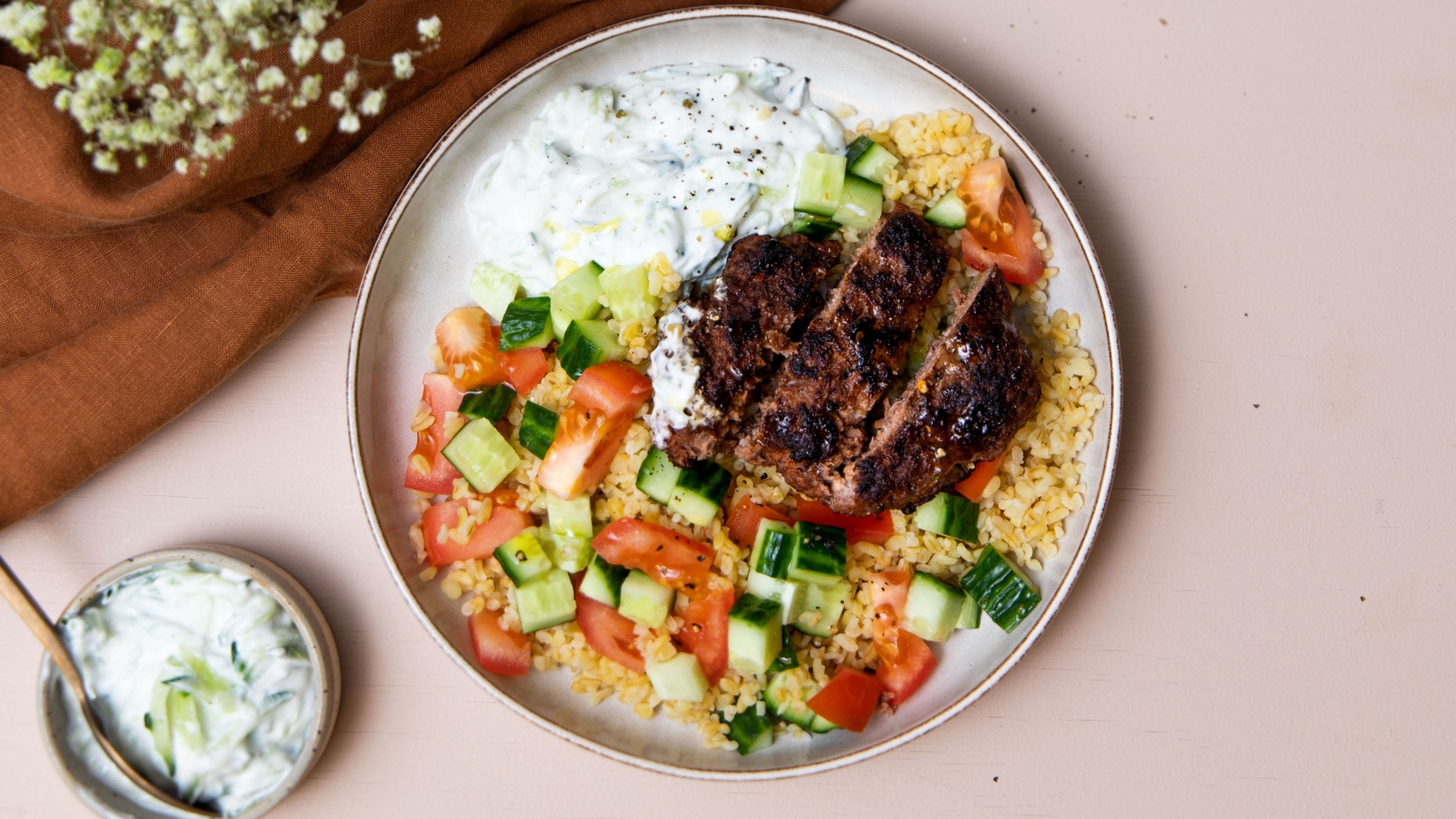 Græske hakkebøffer med tzatziki og bulgursalat