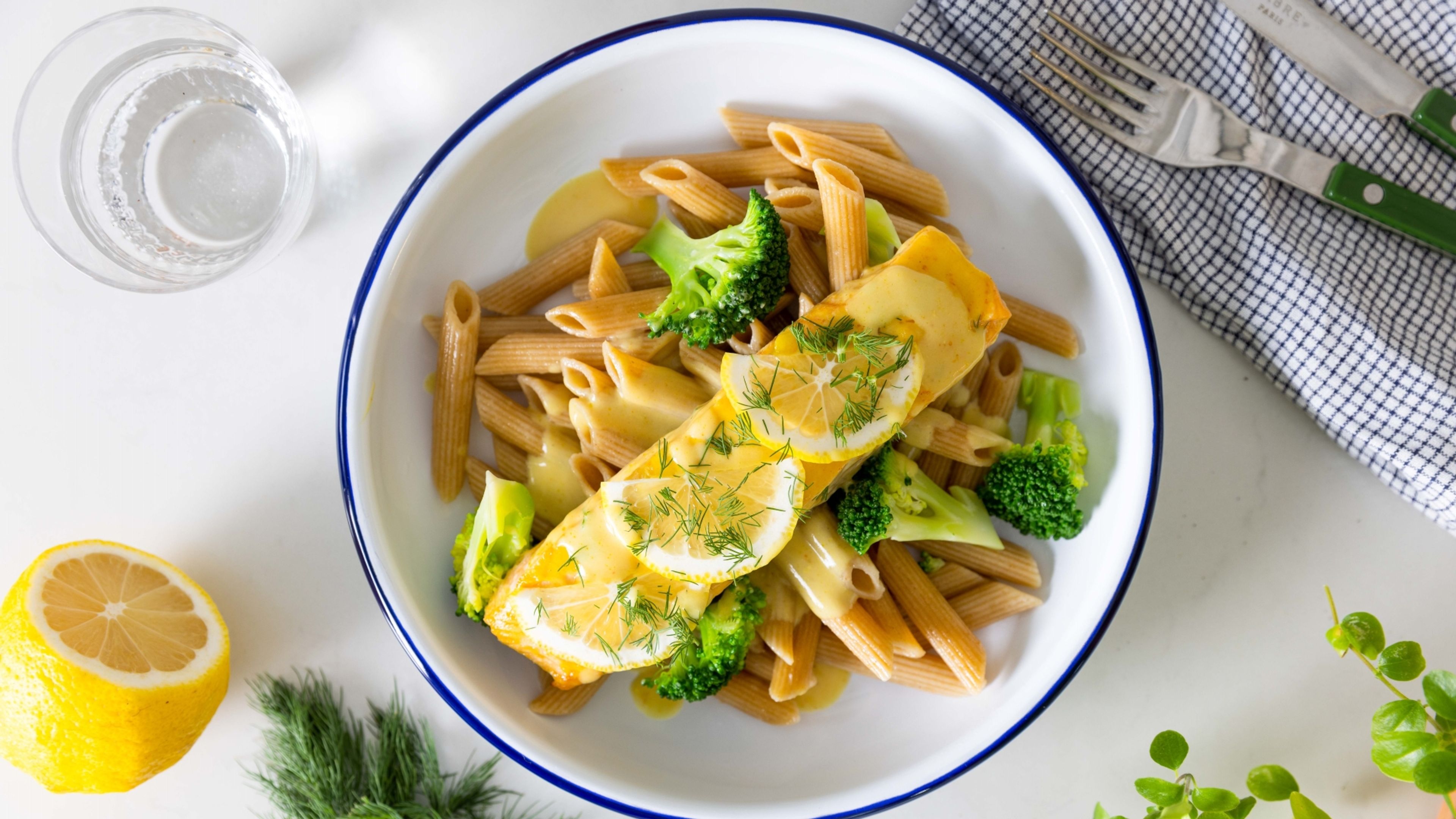 Bagt laks med hollandaise, broccoli og grov pasta