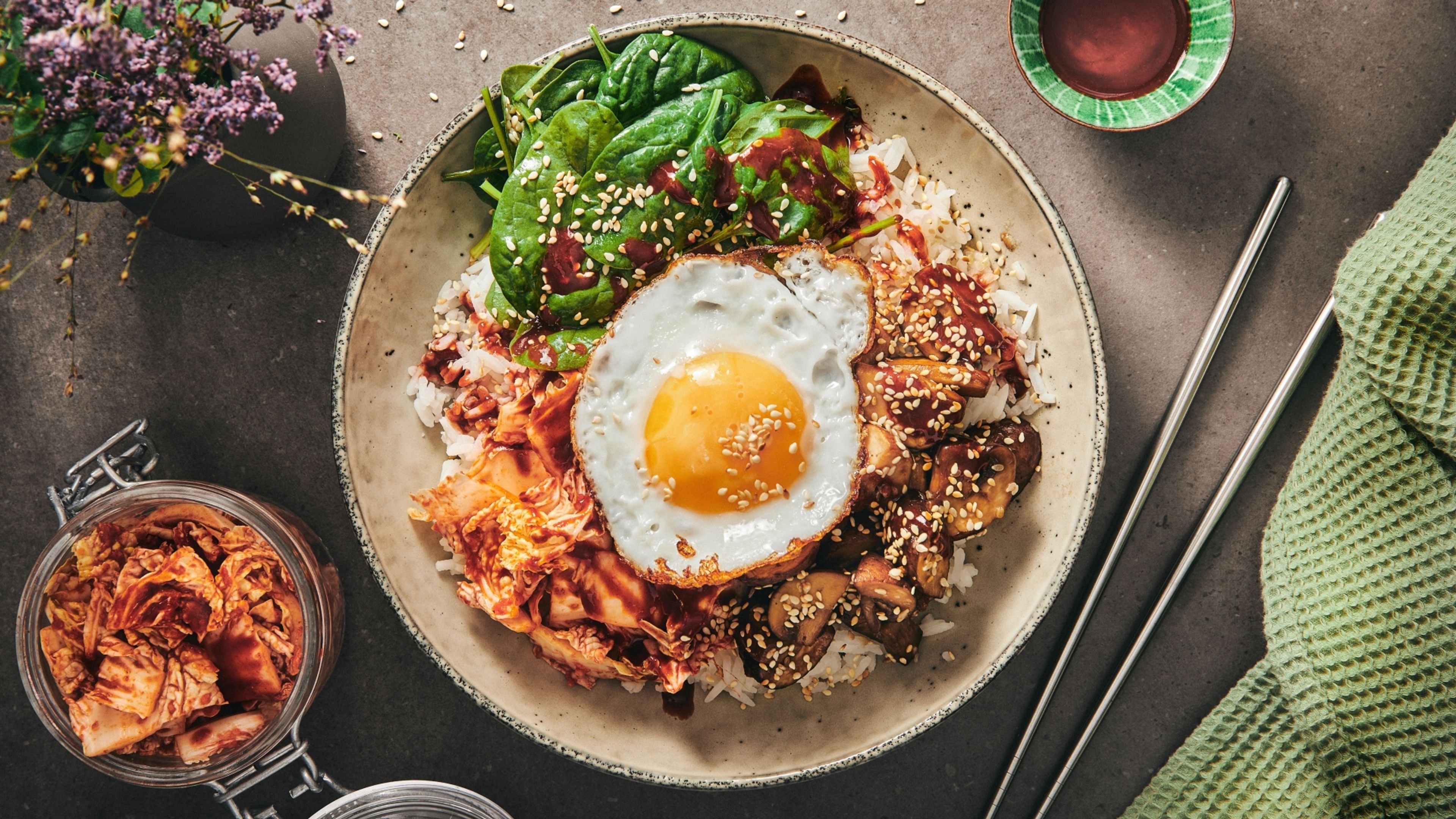 Bibimbap med sojastegte svampe, kimchi og stegt æg.