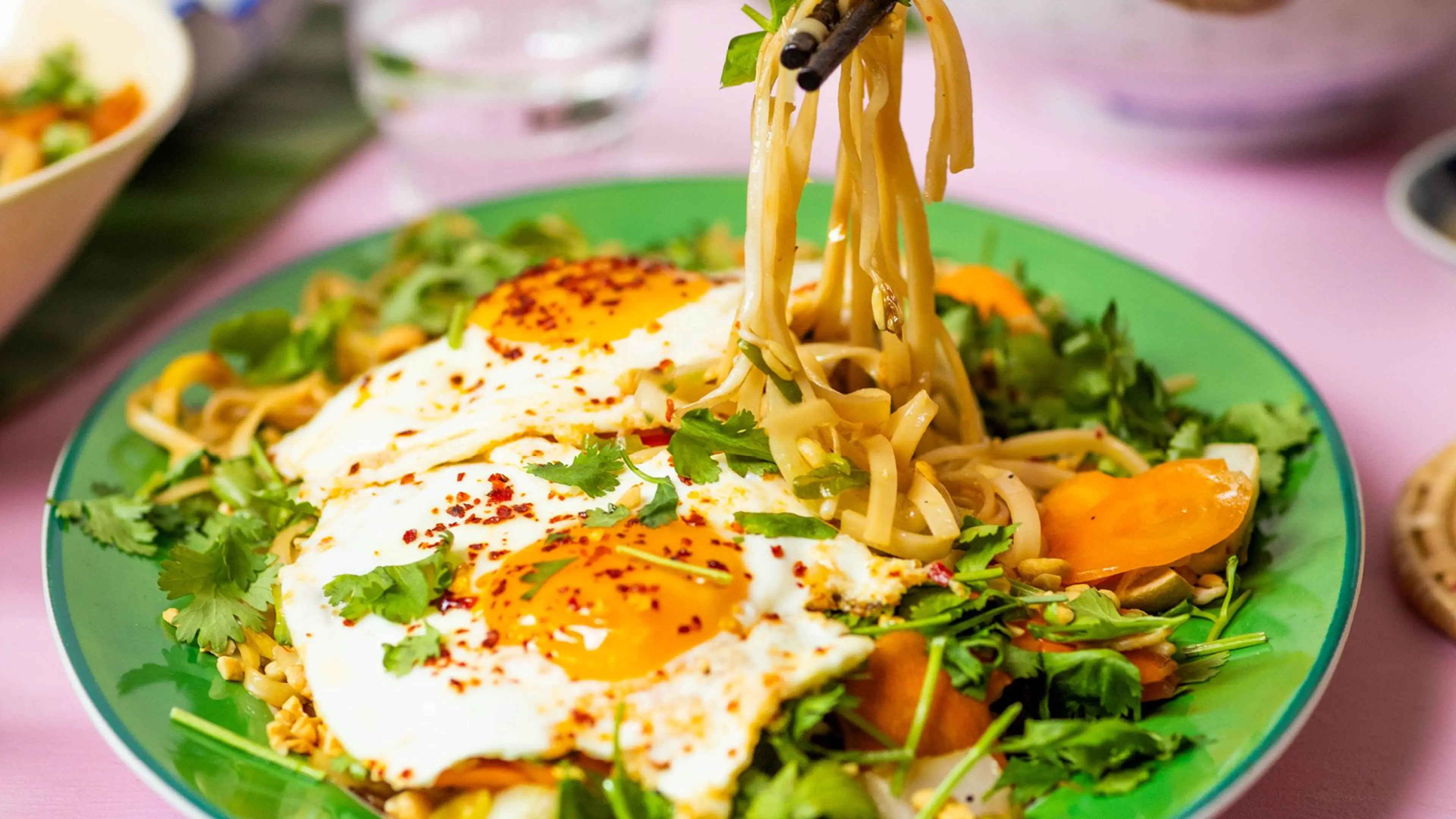 Thailandsk matlaging og wokens magi